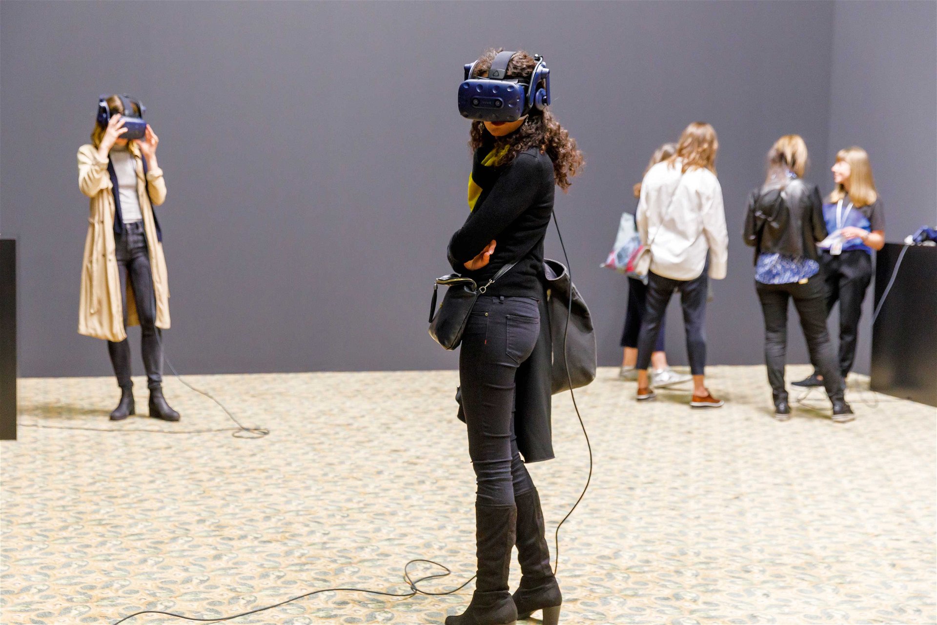 Hinter der Maske: Ist die Zukunft virtuell? Paul McCarthys »C.S.S.C. Coach Stage Stage Coach VR experiment Mary and Eve« auf der Art Basel 2019.