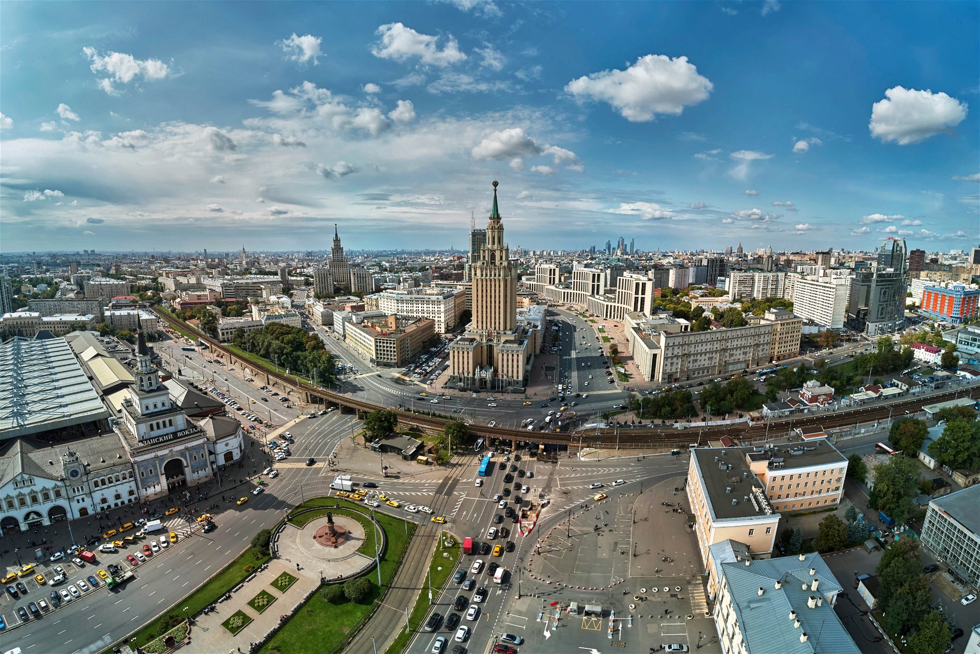 Komsomolskaja-Platz: Diverse, seit 1844 »Ein Platz in Moskau, an dem sich alle Straßen Russlands treffen. Wie ein Times Square ohne Hochhäuser. Er kombiniert das Unmögliche und verkörpert einen leicht barbarischen Moskauer Charme.«