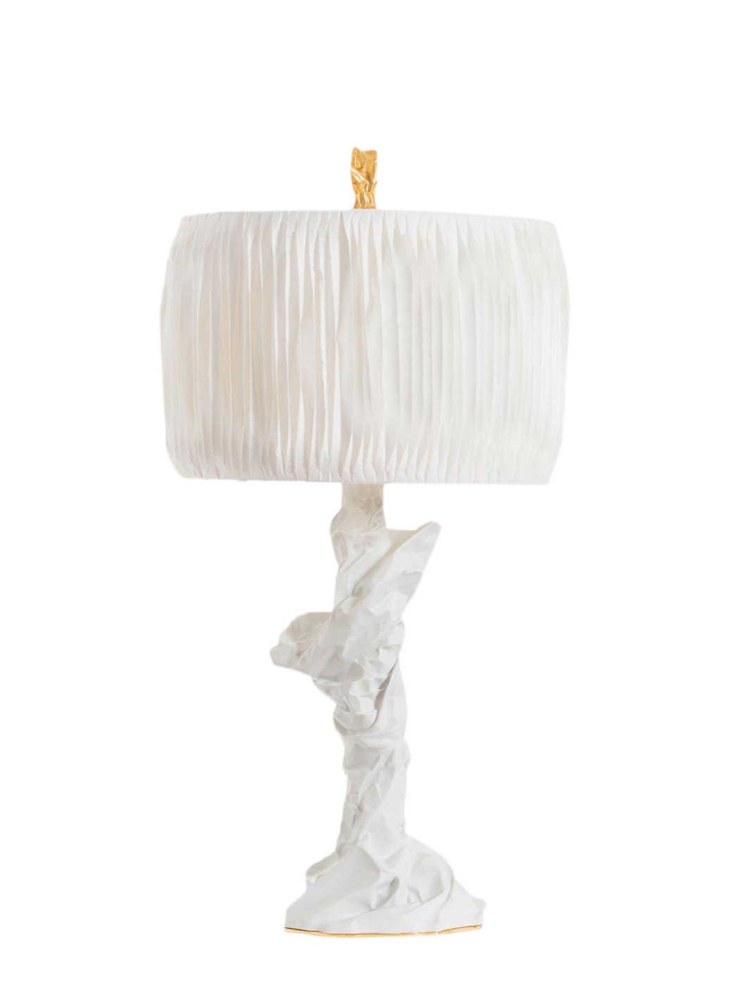 »Charta Alba II« von Studio Palatin: »Die Lampe, designt von Barbara Doyle, ist ein Kunstwerk in sich. Auf einer abstrakten Papierskulptur aus feinstem Augarten-Porzellan thront der handgemachte Papierlampenschirm.«