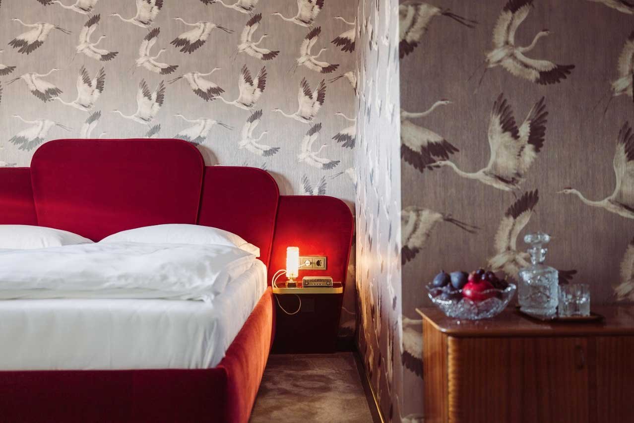 Bett von St. Corona Interiors: »Für unser Hotel ›Fernblick‹ haben wir unsere eigenen Betten designt. Sie sind elegant und formverliebt, aufgrund des tollen Feedbacks werden wir sie ab Herbst online vertreiben.«