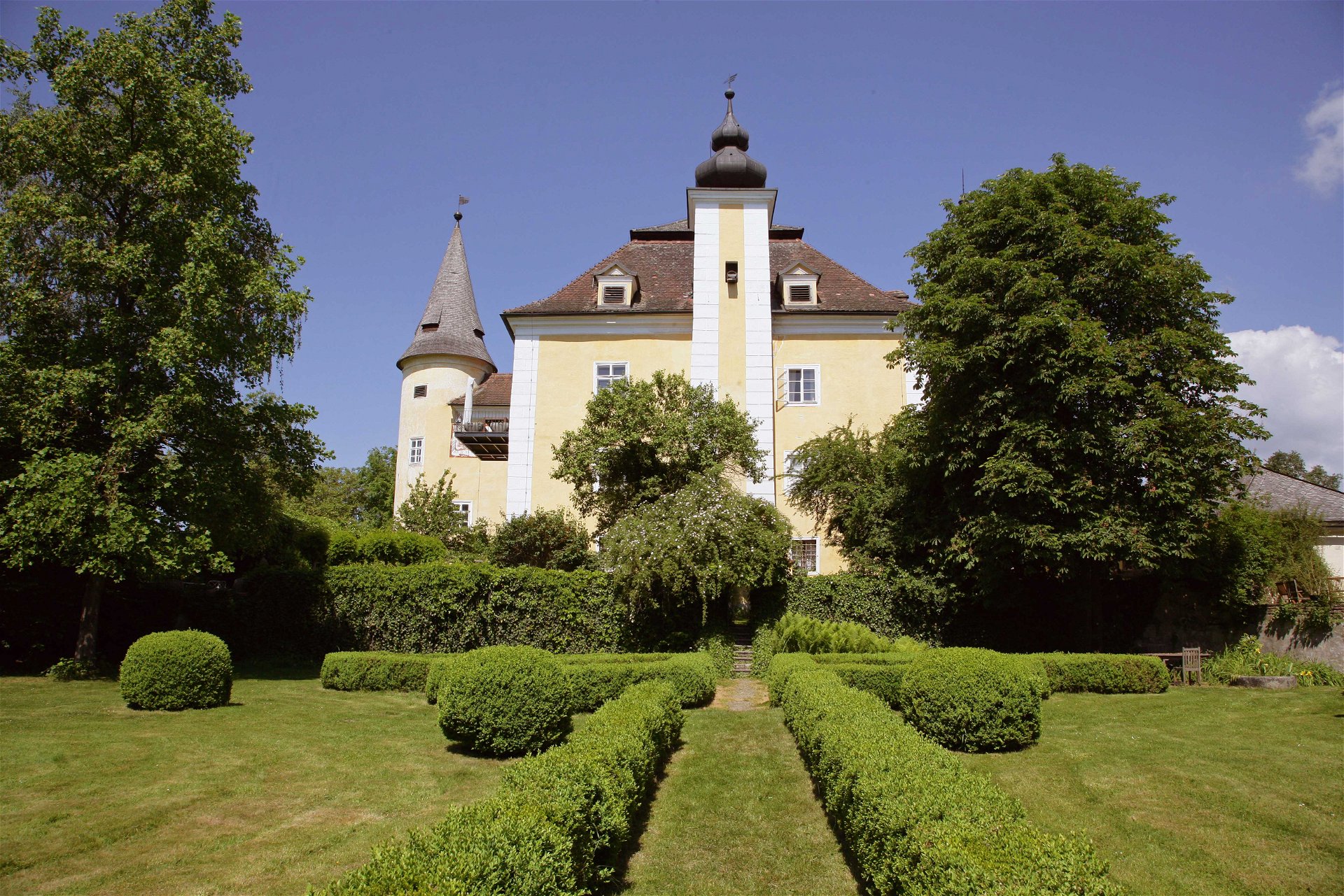 Schloss Mühldorf: Zahlreiche Schlösser oder Burgen werden heute als Firmensitz oder als Hotel verwendet. Das Schloss Mühldorf im Herzen Oberösterreichs gehört zur zweiten Kategorie.