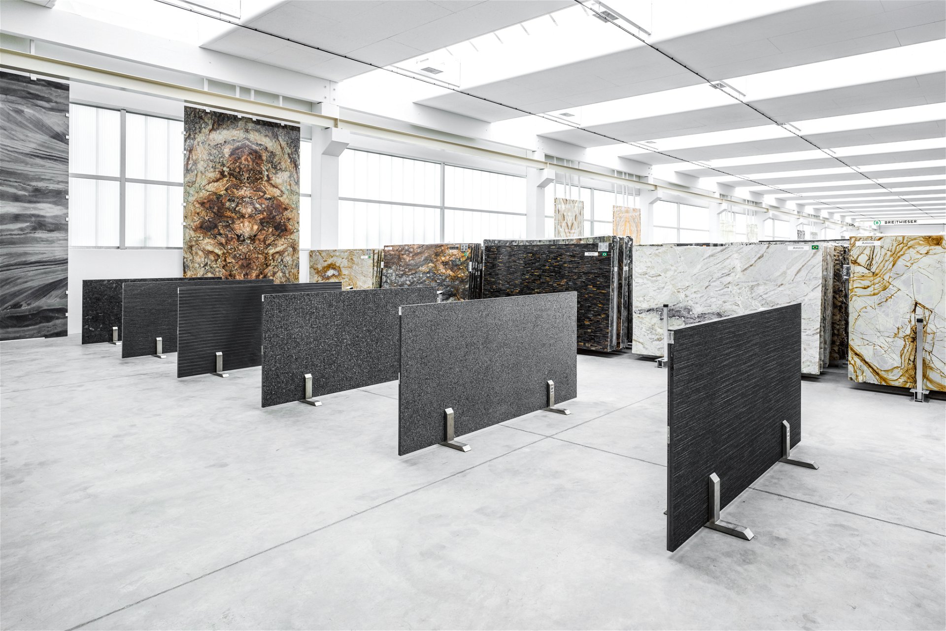 Platten-Bau: Die Stone Gallery von Breitwieser lädt zum Träumen ein. Hier sind mehr als 600 verschiedene Materialien ausgestellt, Platten können individuell gewählt werden. breitwieser.online