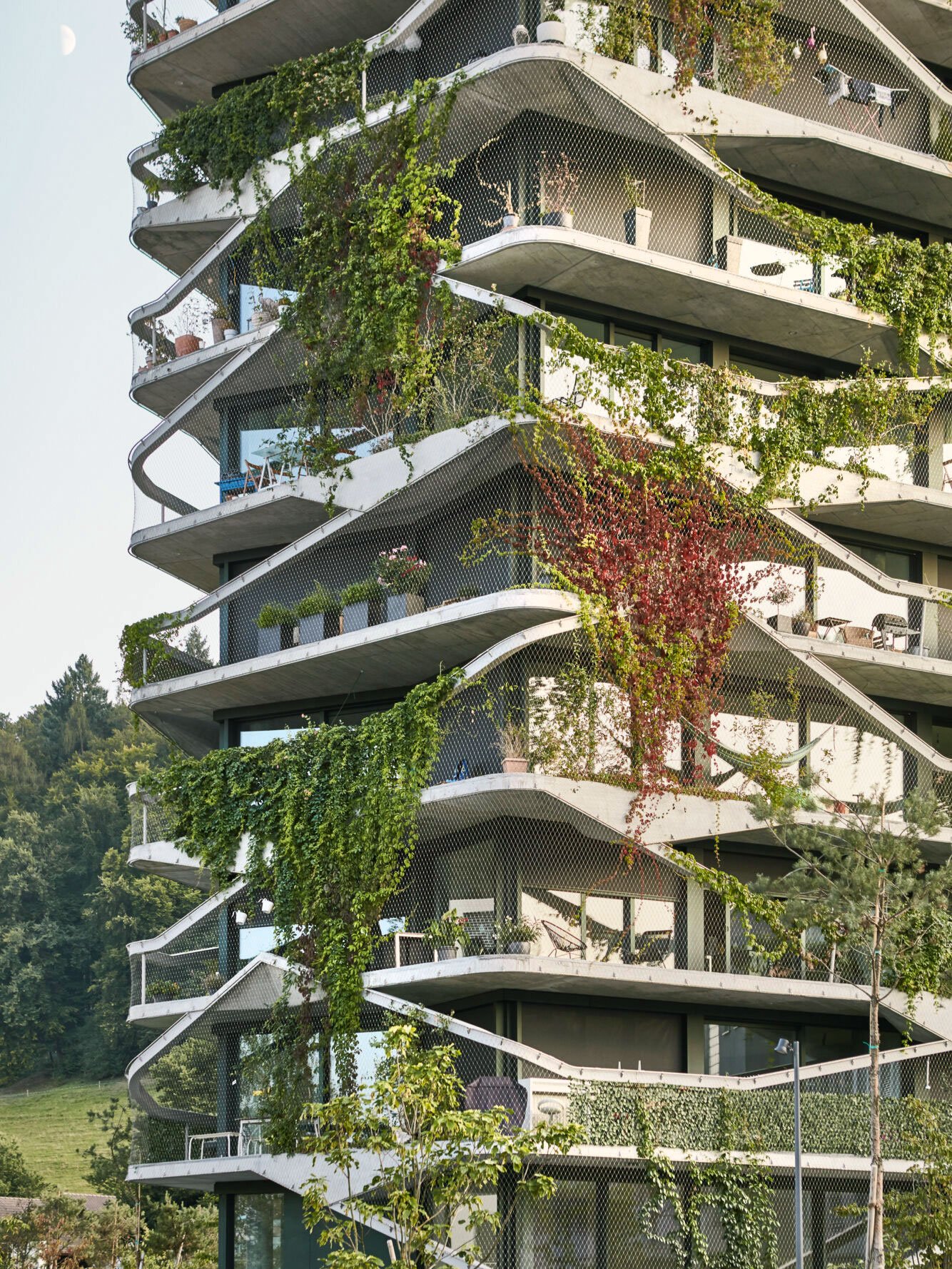 Garden Tower, Bern: Der Name dieses eleganten 16-geschoßigen Wohnturms in der Schweizer Hauptstadt Bern erklärt sich von selbst. Nicht nur ist seine weiche, kurvig-elegante Form der Natur nachempfunden, auch die Balkone mit ihrem feinen Metallgewebe werden dank Kletterpflanzen zu einem vertikalen Garten, der als Sonnenschutz und als grüner Kontrast zum glatt-grauen Beton fungiert. »Wir wollten, dass das Gebäude einem bewachsenen Felsen ähnelt«, sagen Buchner Bründler Architekten. bbarc.ch