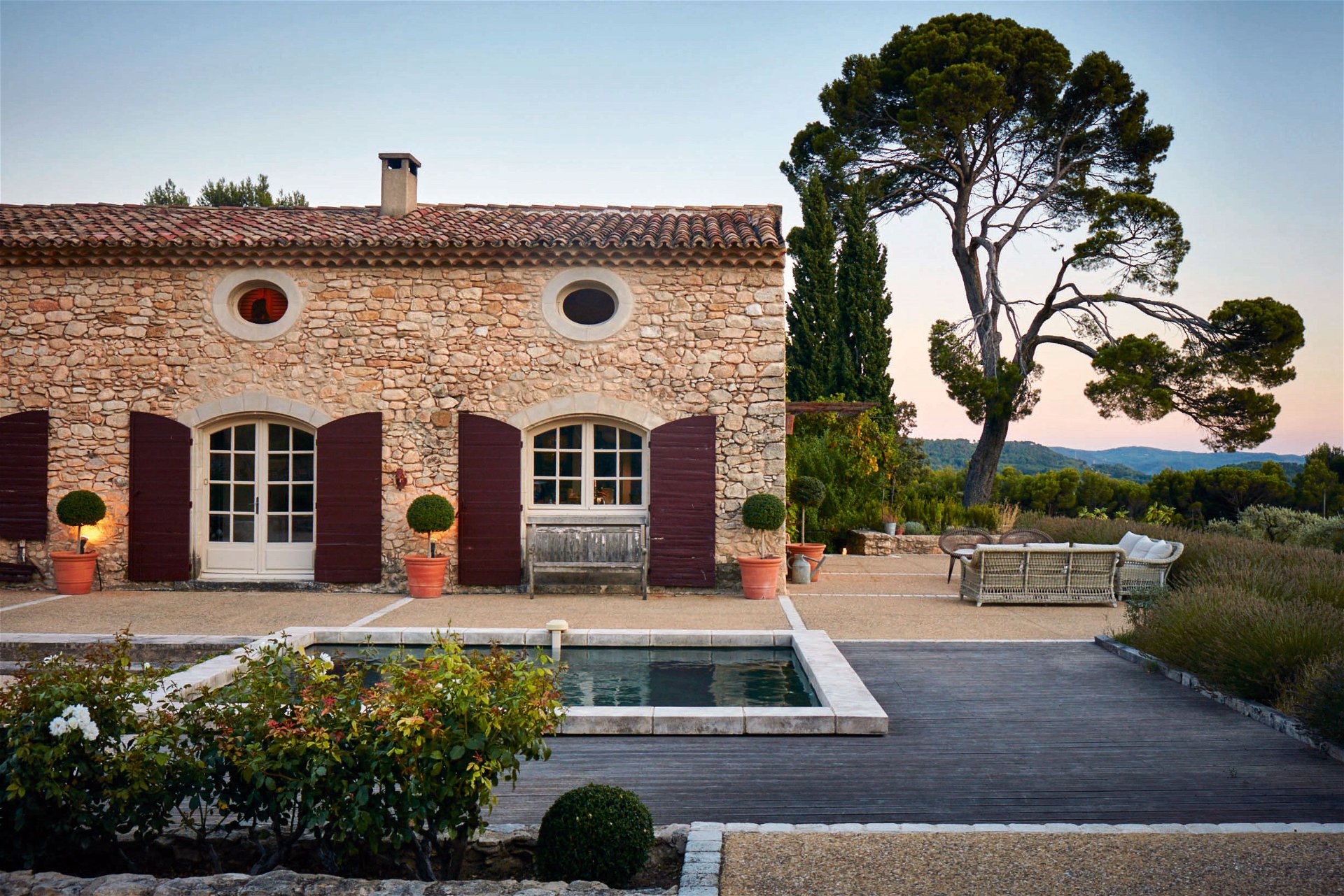 Zeitlos: Die Rückansicht der Domaine zeigt das wunderschöne alte Ziegelwerk, das typisch für die Provence ist.