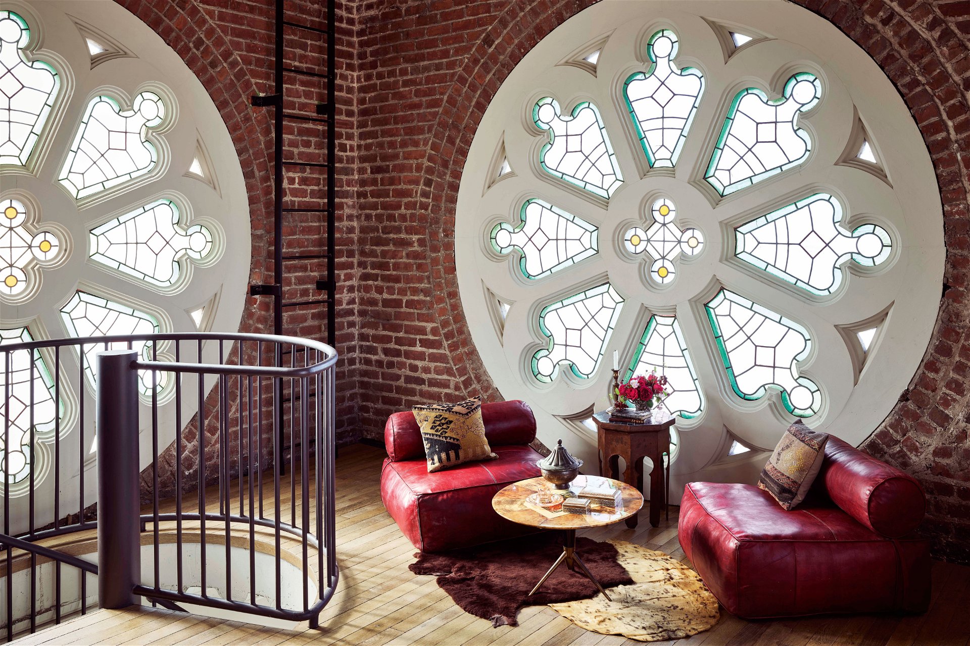 Tête-à-tête: Für diskrete Gespräche bietet der Club ein ästhetisches Ambiente, zum Beispiel hier im Glockenturm mit wunderschönem Rosettenfenster.