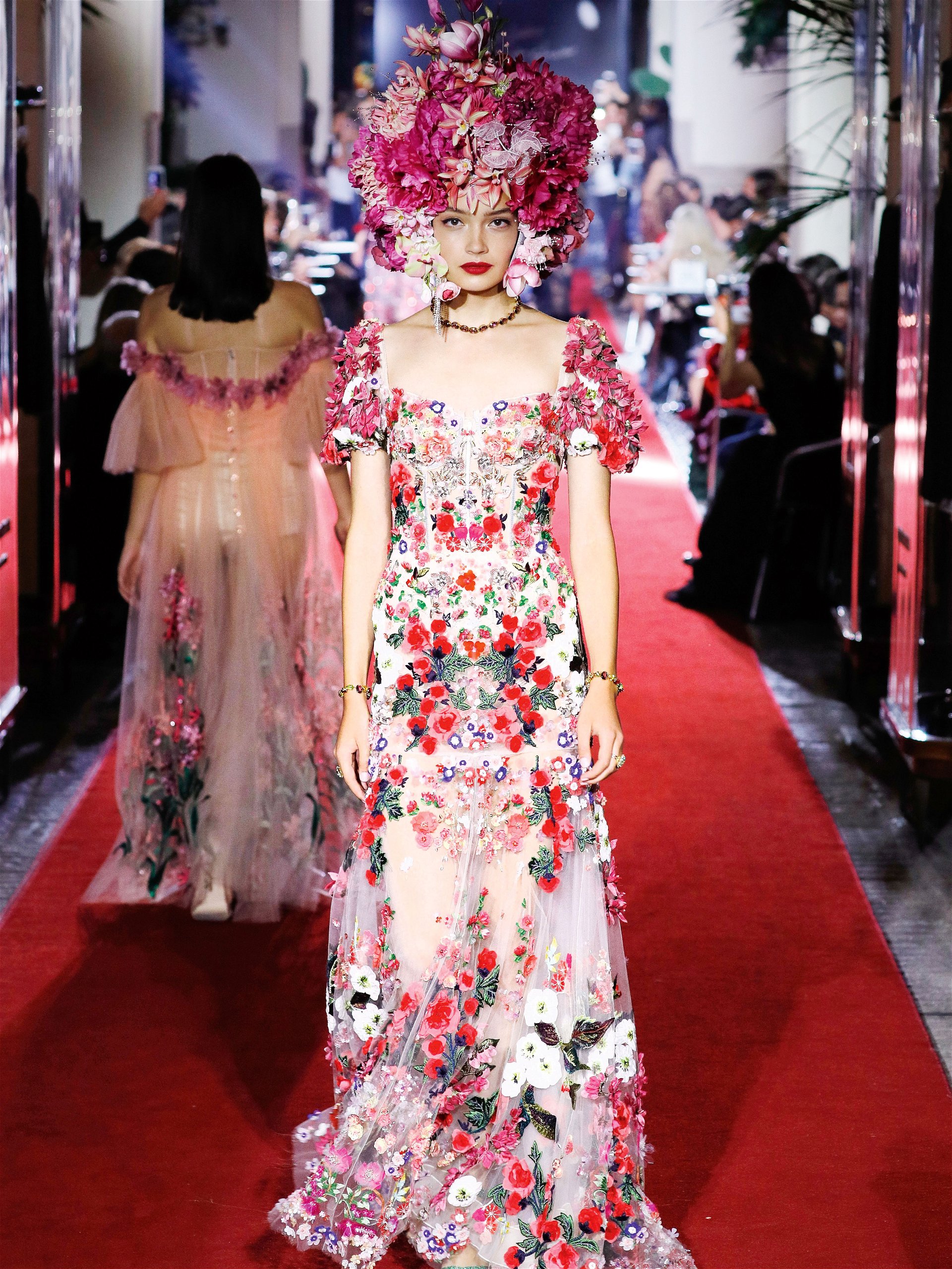 Opulentes Gewächs: Ken Fulks Blumen-Kopfschmuck auf dem legendären Laufsteg von Dolce & Gabbana.