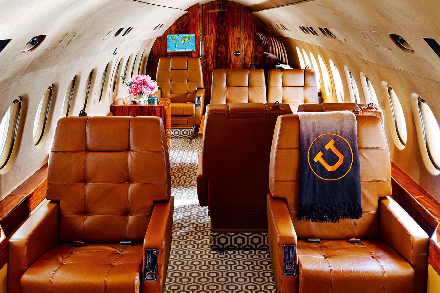 Edel in der Luft: Inspiriert von einem Jaguar E-Type aus den 1960er- Jahren wurde das Interior dieses 19-Personen-Jets mit kamelfarbenem Hand­schuh­leder überzogen.