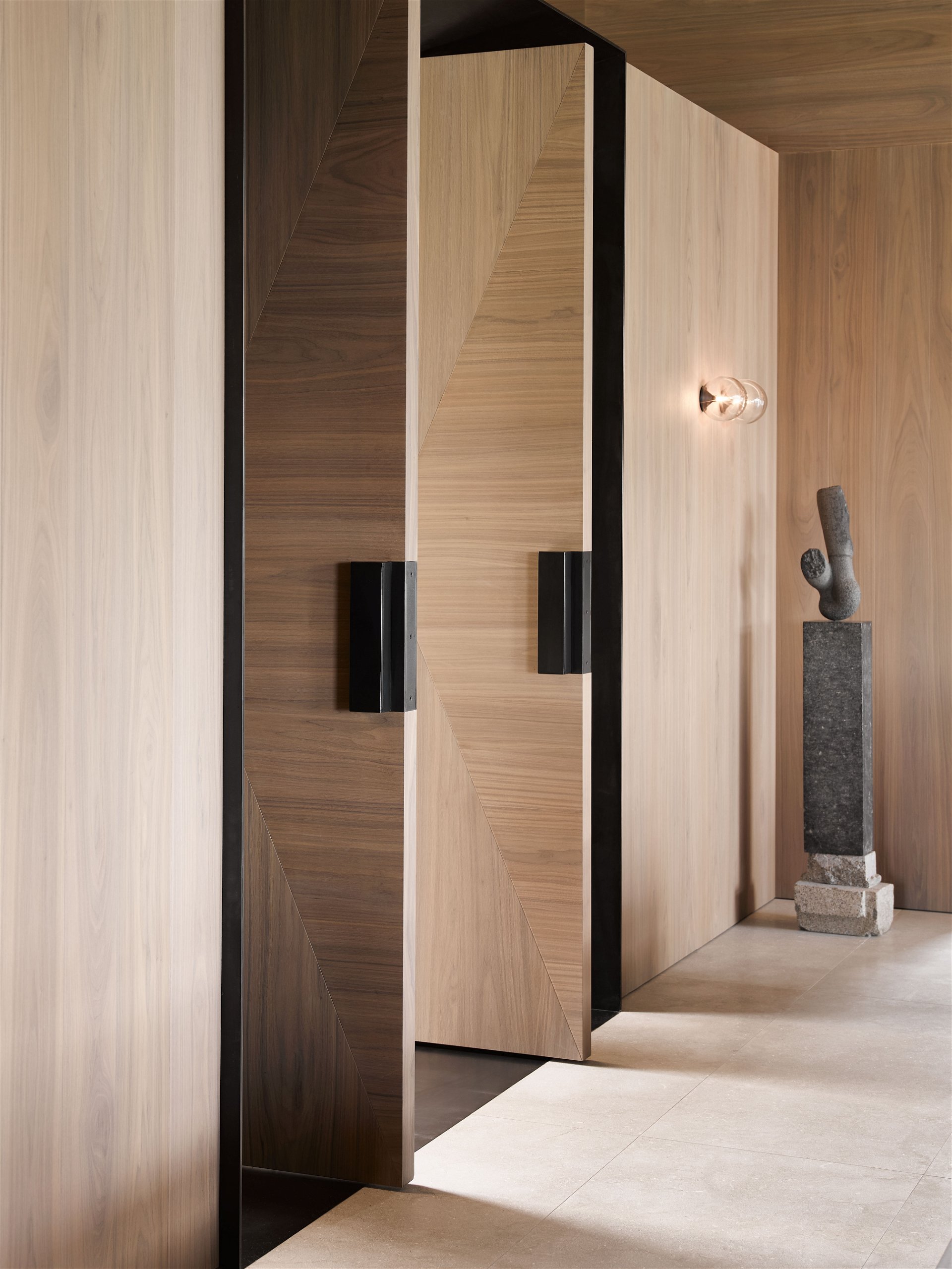 Eleganter Holzweg: In diesem Einfamilienhaus in der Kochau nahe Kitzbühel hat Bernd Gruber das gesamte Programm abgedeckt – von der Konzeption über die Planung bis zur Ausführung der gesamten Inneneinrichtung.