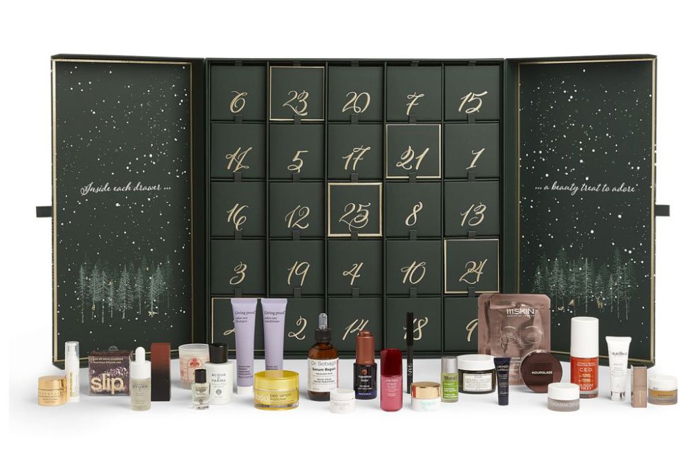 Harrods versüßt den Weihnachts-Countdown mit dem Beauty-Adventskalender. Einige der beliebtesten Hautpflege-, Make-up- und Duftprodukte aus den Harrods-Schönheitshallen befinden sich darin. Kostenpunkt: 780 Euro. Erhältlich bei: harrods.com