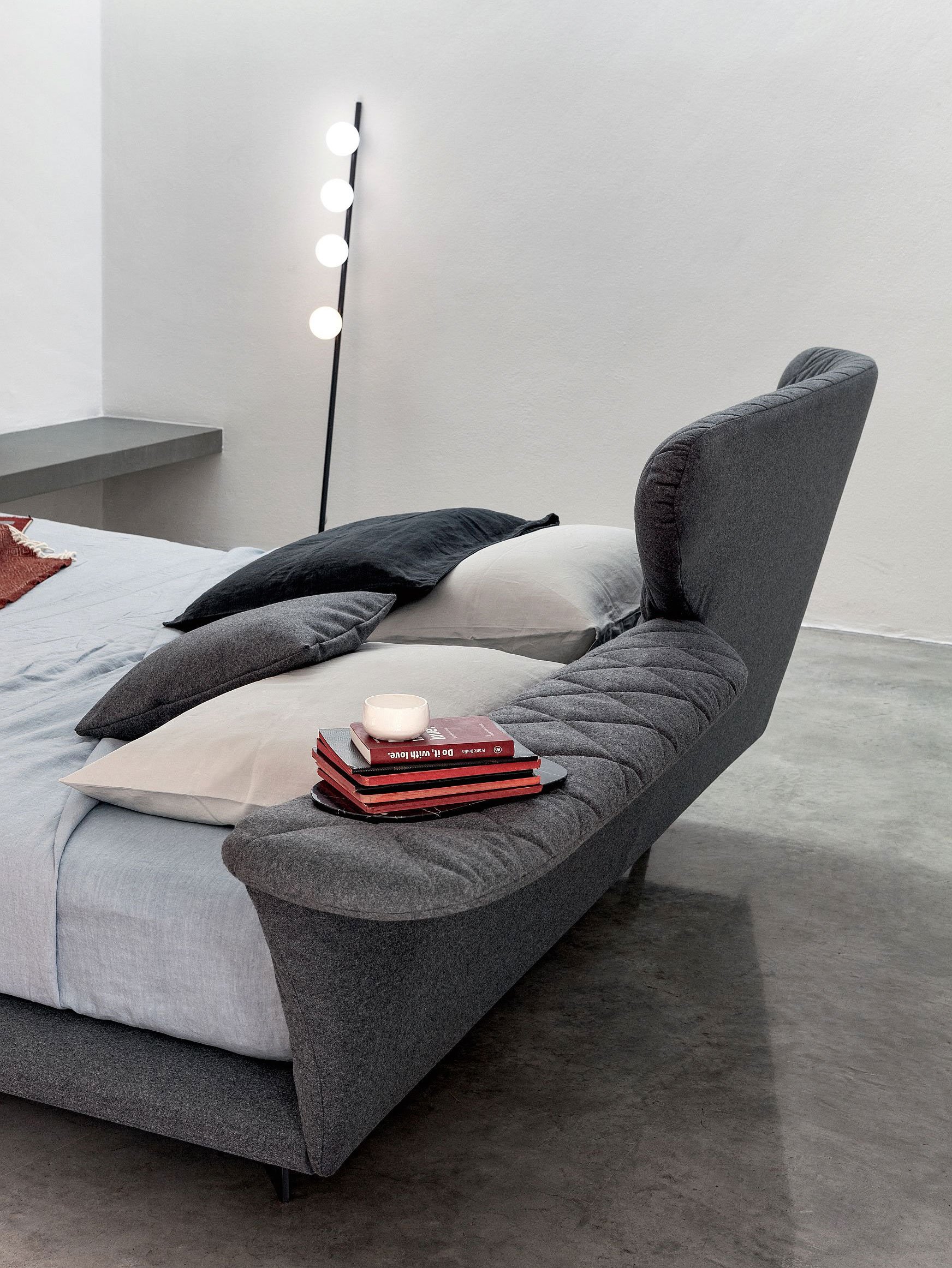 Sofa-Träume: Es muss nicht immer klassisch sein. Ein Bett kann auch mal wie ein Sofa aussehen. Mit geformter Lehne, Bezug aus Stoff oder Leder und praktischer Ablagefläche. bonaldo.com