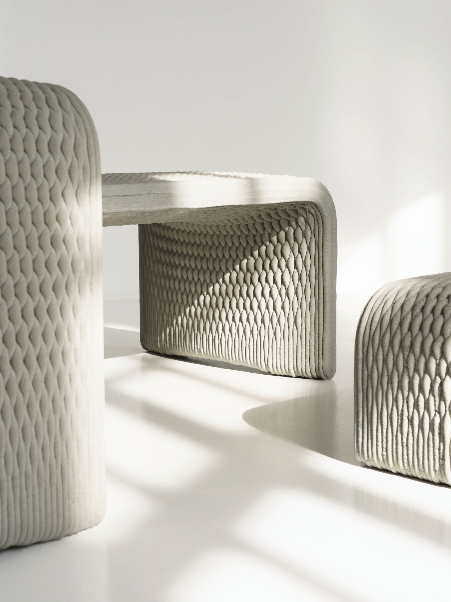 Hightech-Raffinesse: Diese Betonbank kommt aus dem 3D-Drucker von XtreeE – die Betonfäden simulieren die textile Struktur nicht nur, sondern sind auch miteinander verwebt. seven5make.com