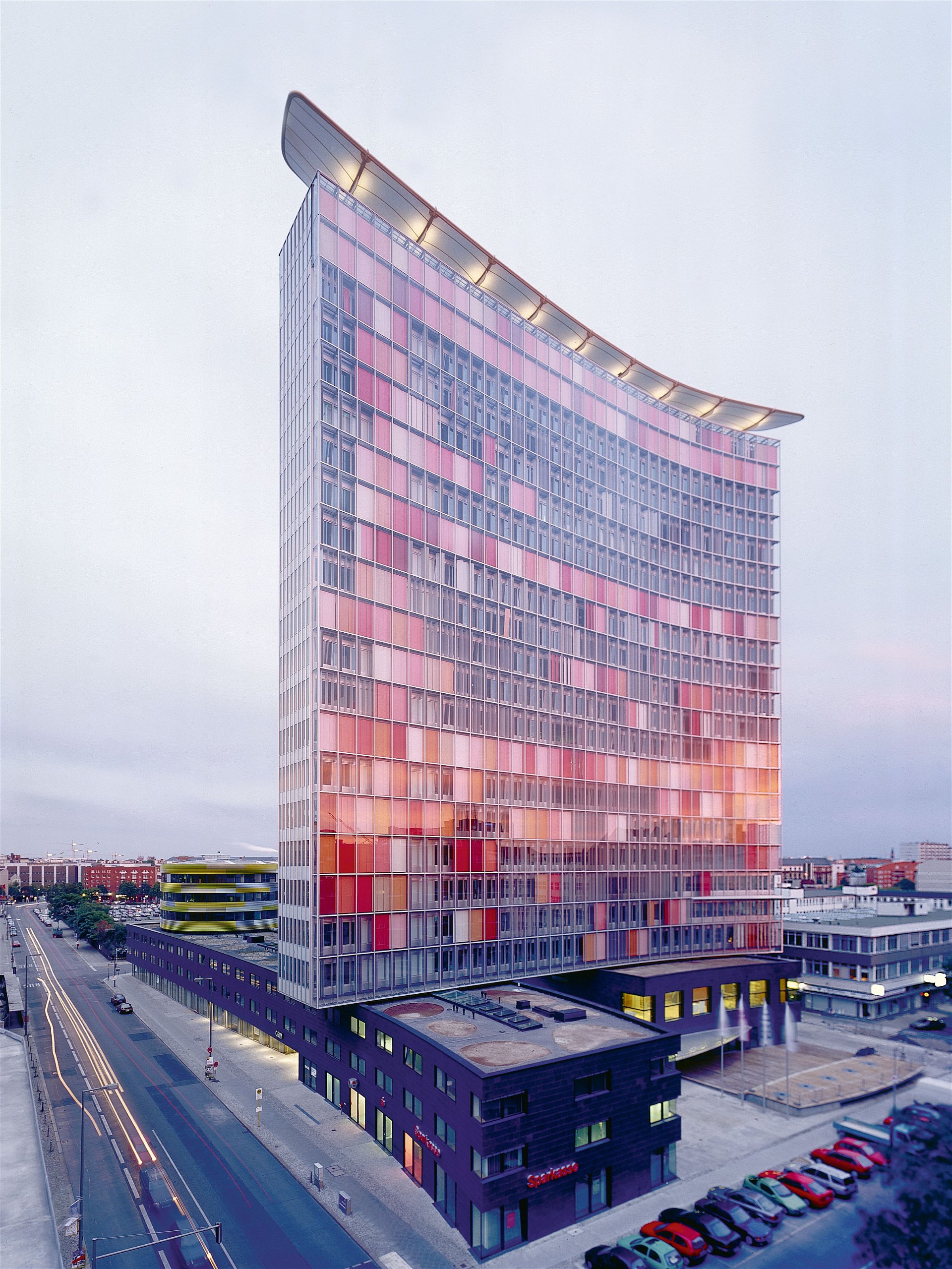 Öko-Bilanz: Das energiefreundliche GSW-Hochhaus steht in Berlin-Kreuzberg und wurde vom Büro der britischen Architektin Louisa Hutton verwirklicht.