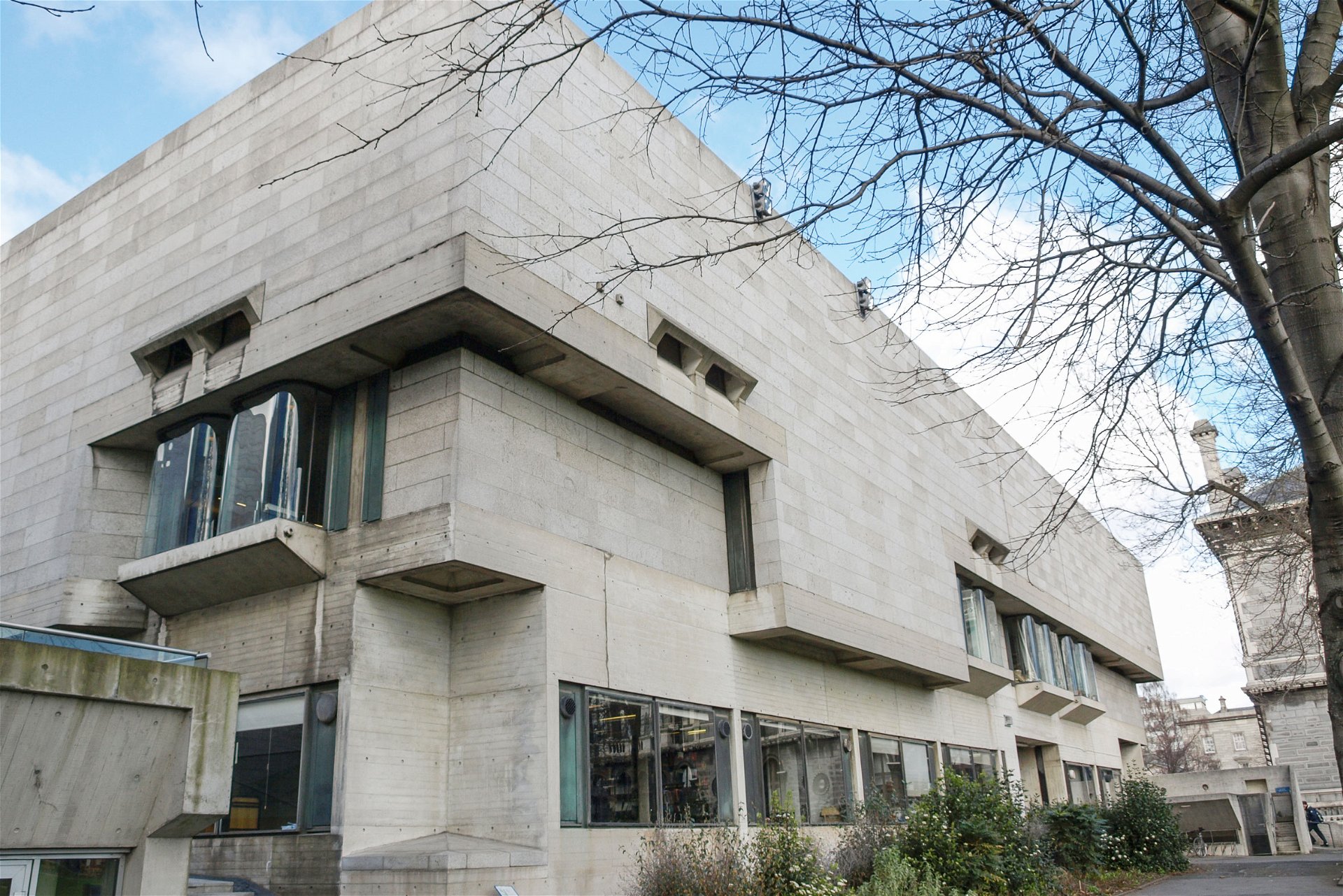 Berkeley Library: Ahrends, Burton & Koralek (ABK), 1967, »Der erste Bau von ABK und das beste moderne Gebäude in Dublin. Skulptural sitzt es in perfekter Harmonie zwischen seinen historischen Nachbarn, dem Museum Building und der Long Room Library.«