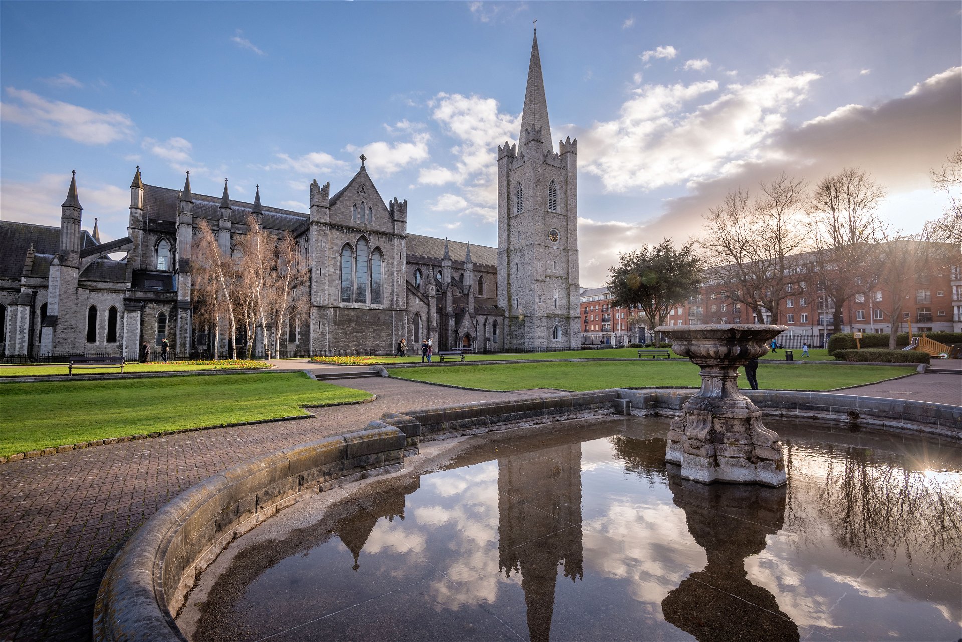 St Patrick’s Cathedral: Seit 1191 »Ihr Kirchturm stammt aus dem 14. Jahrhundert und markiert den Rand der mittel-alterlichen Stadt. Ein historisch komplexes, vielschichtiges Stadtviertel, mit der perfekt -erhaltenen Marsh’s Library - als verstecktes Juwel.«
