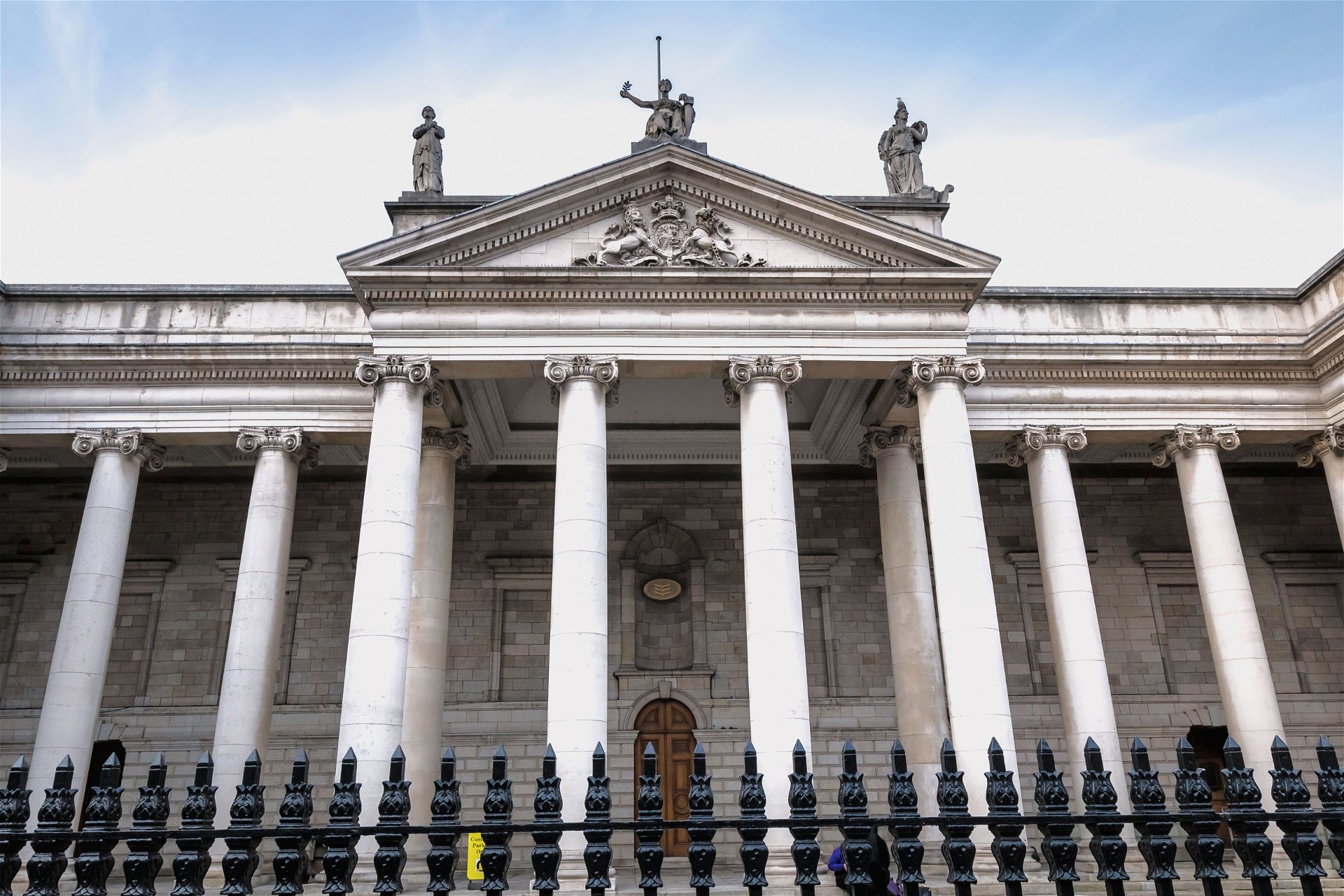 College Green, Parliament House und Bank of Ireland: Edward Lovett Pearce, 1729 »Pearce veränderte die irische Architektur komplett. College Green ist das architektonische Epizentrum der Stadt, ihr Treffpunkt, umgeben von Pearces monumentalen Bauwerken mit enormer Präsenz.«