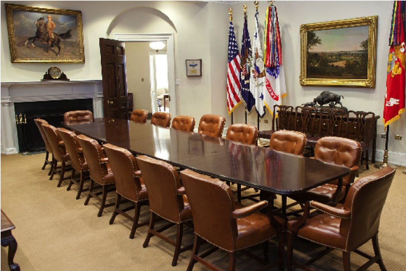 Das ist der Roosevelt Room, ein Konferenzraum im Westflügel. Er liegt in der Nähe des Oval Office.