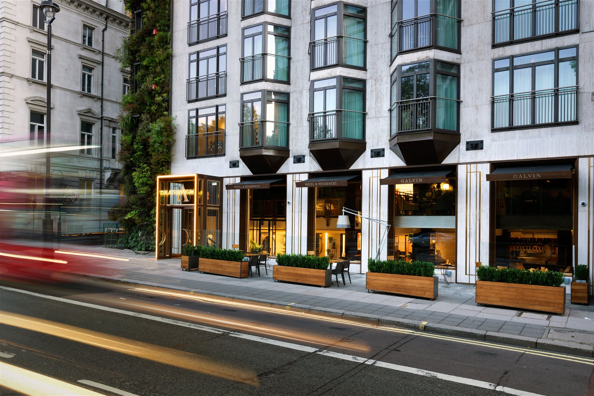 Athenaeum, London: Im Luxusviertel Mayfair gelegen, bietet das edelrenovierte Hotel insgesamt 18 Townhouse Residences mit 50 Quadratmetern inklusive Küche, eigenem Zugang, Spa und 24-Stunden-In-Room-Dining-Service. athenaeumhotel.com