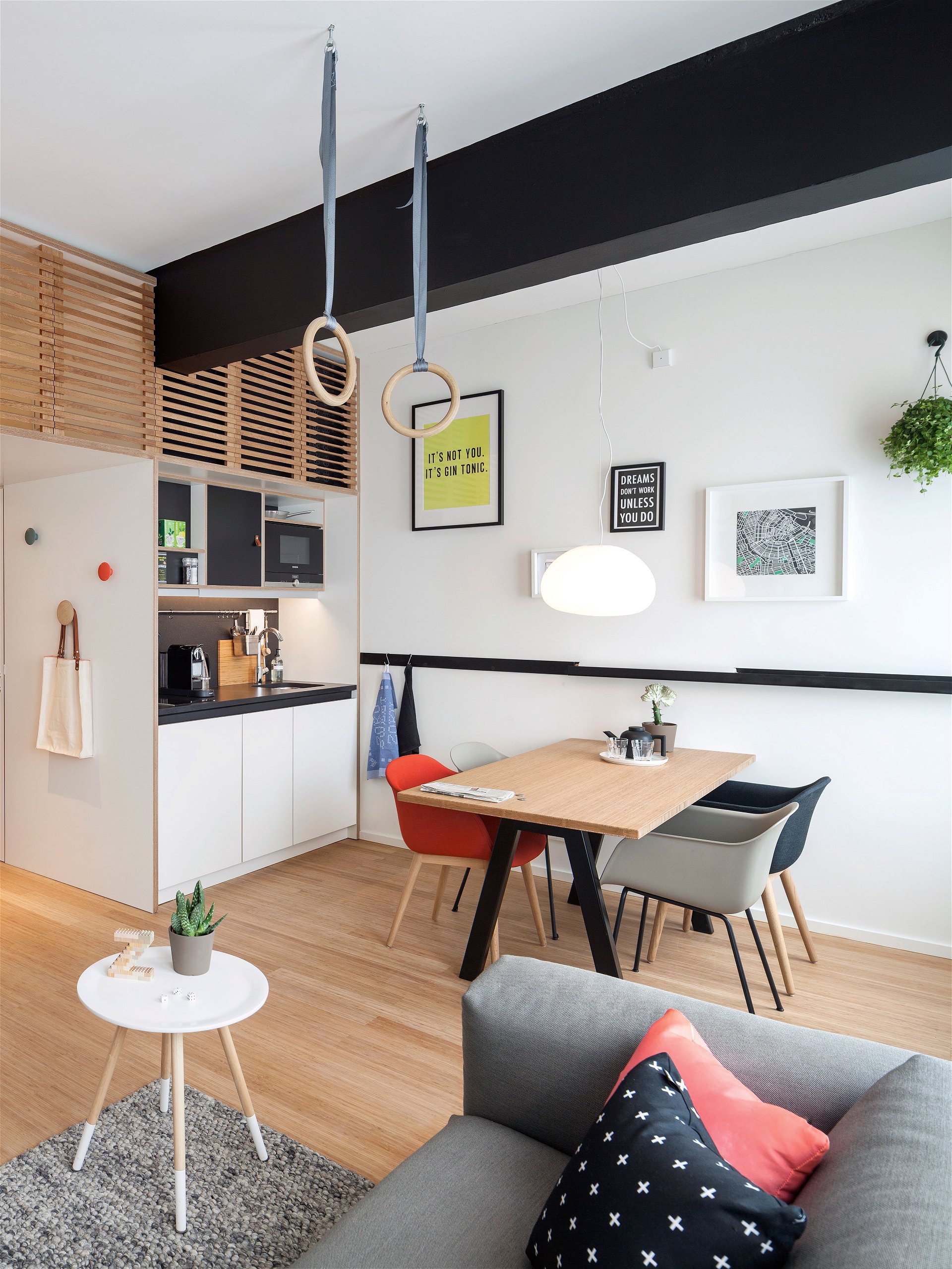 Zoku XL, Amsterdam: Als Homeoffice-Hybrid zielt das »Zoku« vor allem auf urbane Arbeitsnomaden ab, die individuellen Lofts lassen dank erhöhtem Bett-Podest genug Platz zum Entspannen und Konzentrieren. livezoku.com