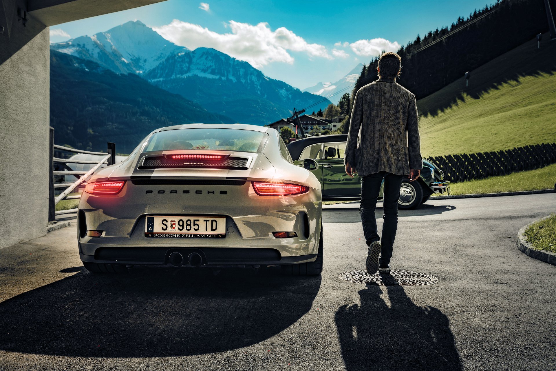 Einer für alles: Ein Alltagsauto muss vorläufig reichen. Aber Ferdinand Porsche hat ja das Glück, dass sein Vater ein paar schöne Autos besitzt, die er sich hin und wieder ausleihen darf.