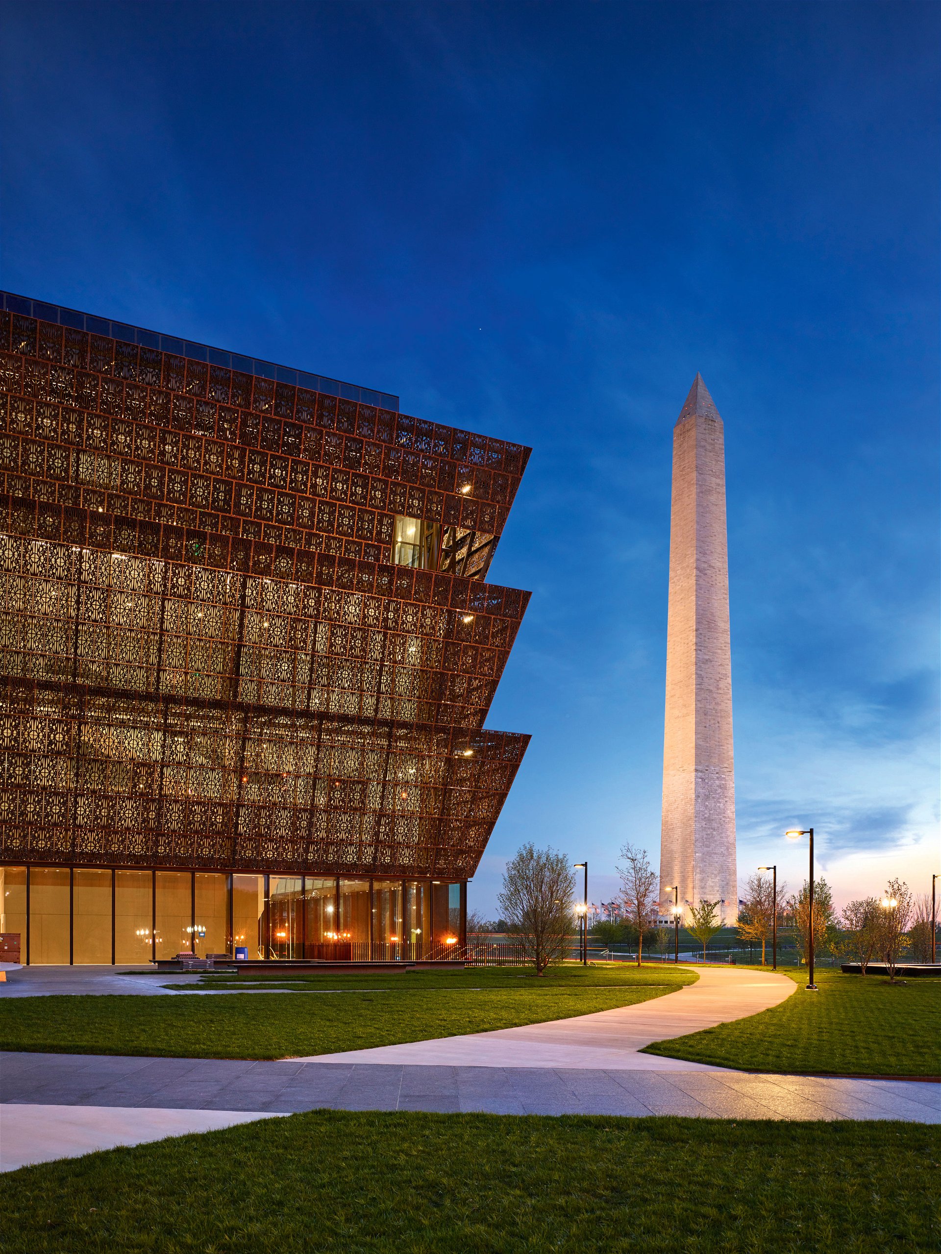Im Zentrum der Macht: Das 2016 eröffnete Smithsonian Museum of African American History and Culture in Washington, direkt neben dem Obelisken des Washington Monument.