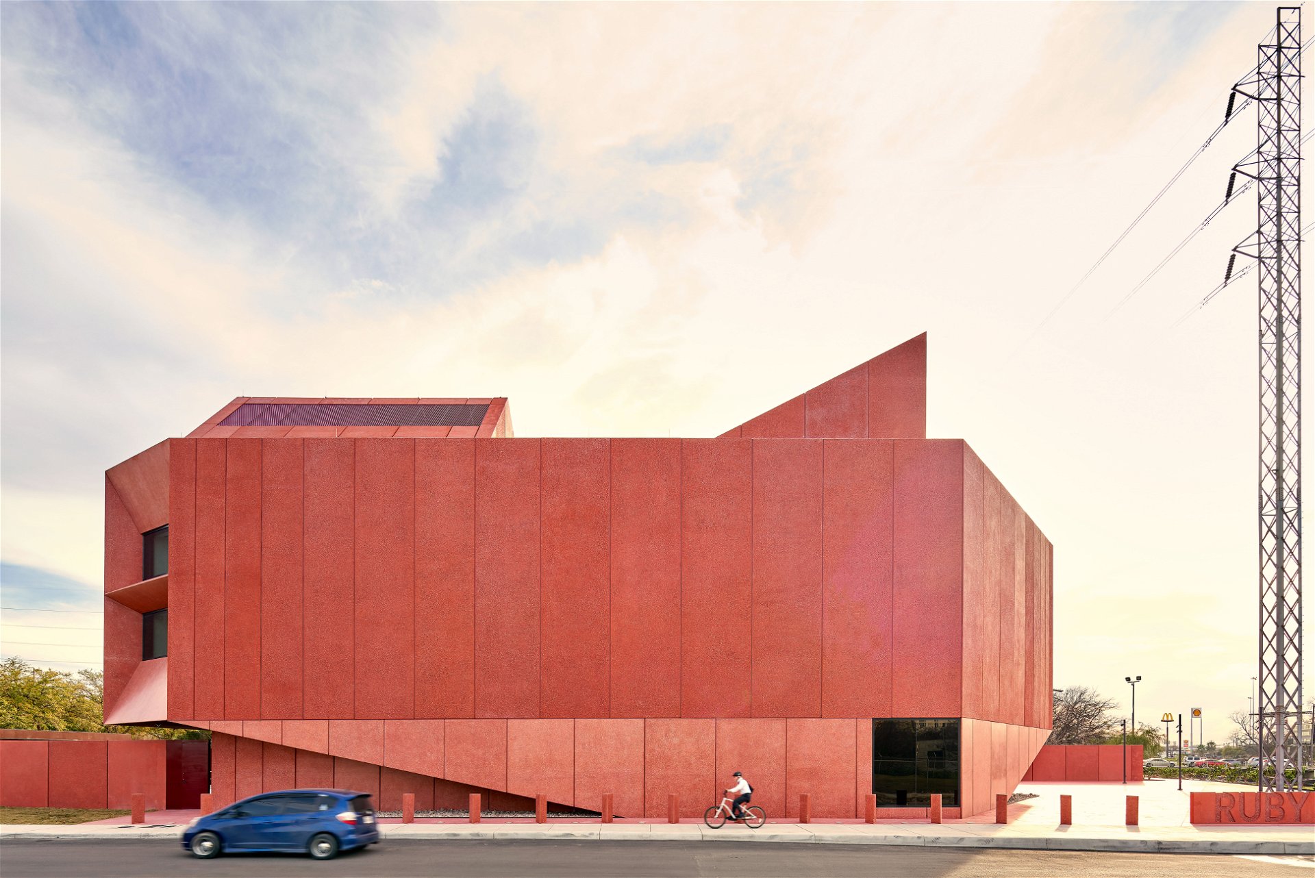 Wüsten-Rot: Die scharfkantige Form des Ruby City Art Center in San Antonio, Texas, steht mit seiner feurig leuchtenden Farbe in aufregendem Spannungsverhältnis zur örtlichen Architektur.