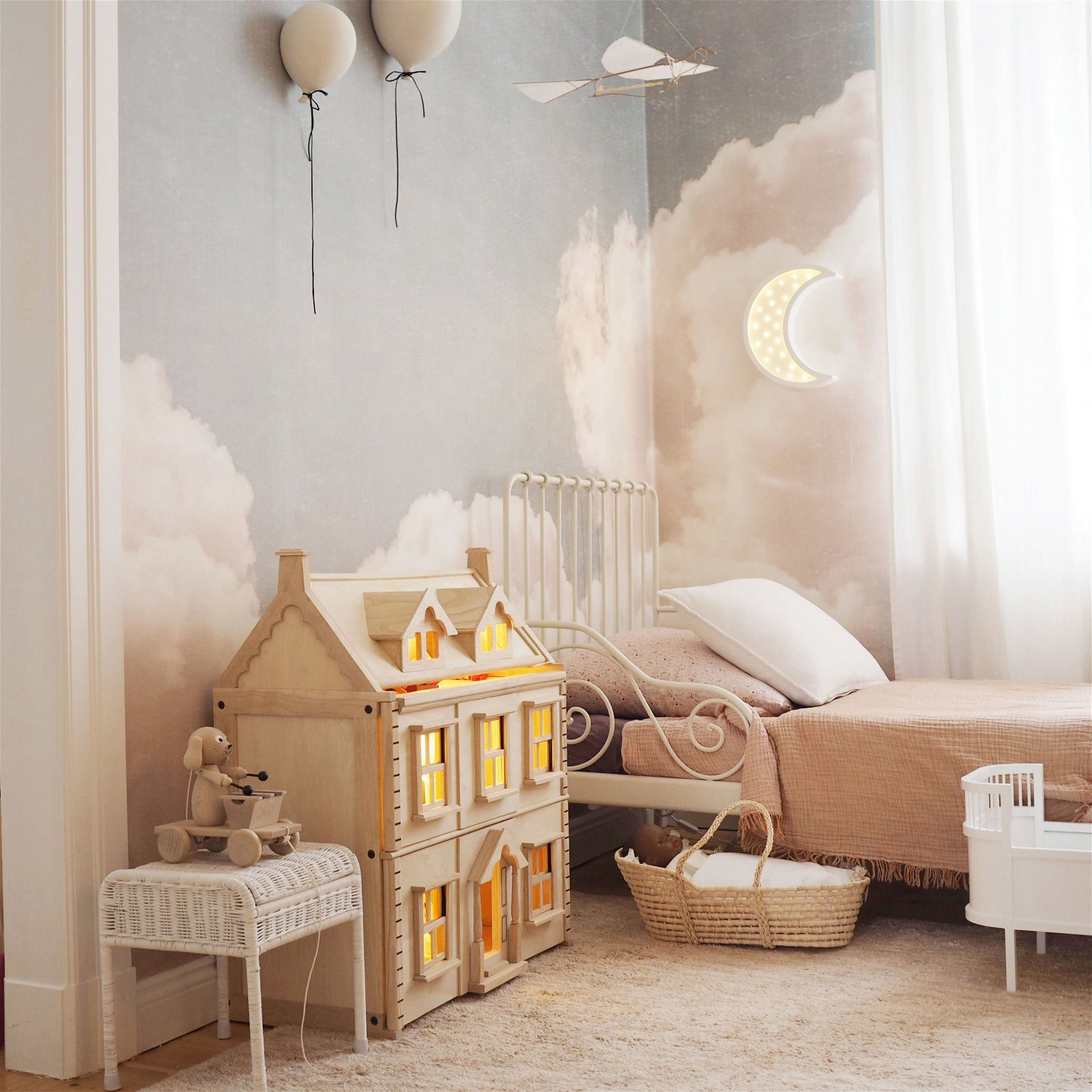 Traumlandschaft: Photowalls sind en vogue und verwandeln Kinderzimmer in romantische Oasen der Ruhe, wie hier mit der Tapete »Blush Clouds Daydream«. photowall.at