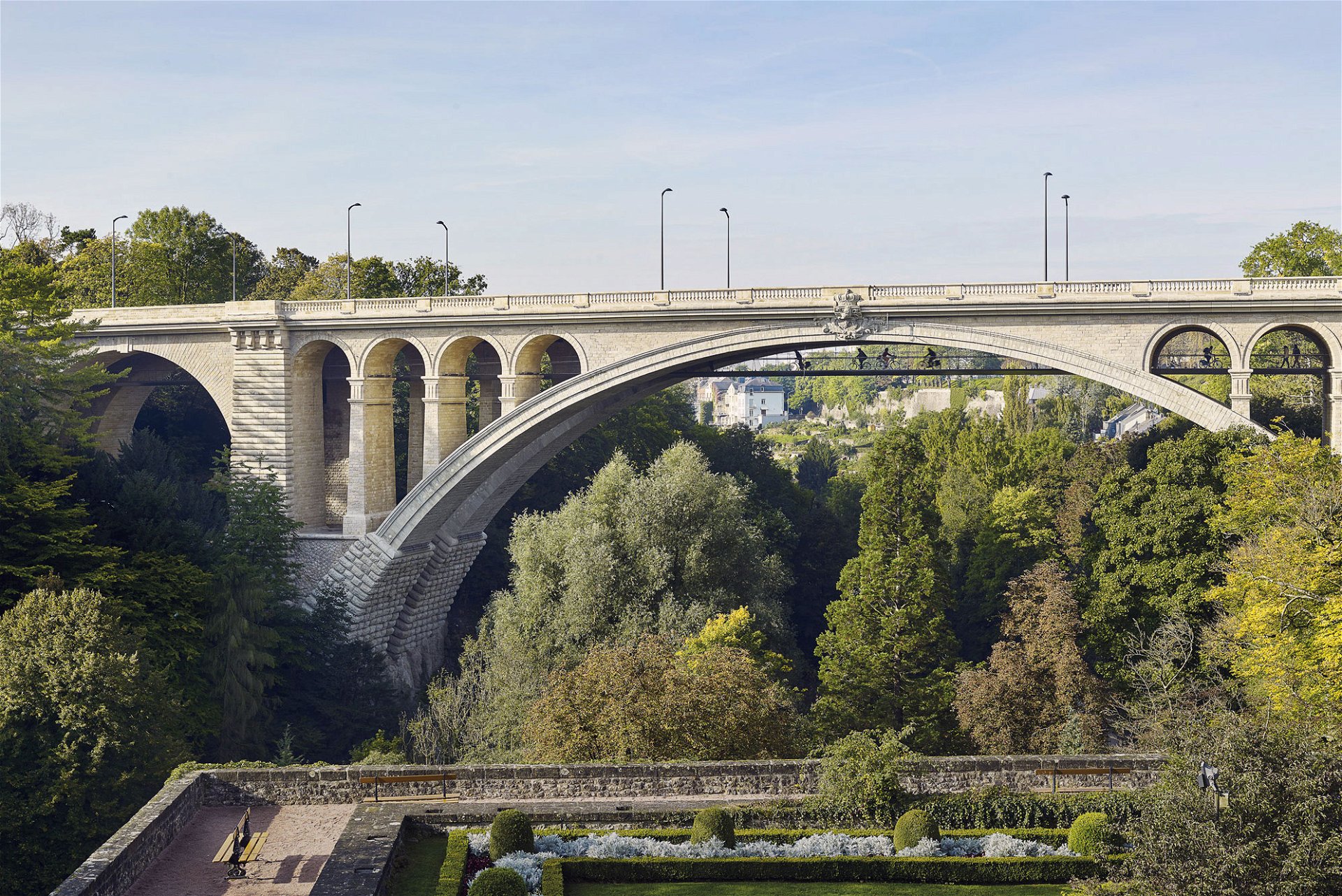 Passerelle du Pont Adolphe: CBA Architects, 2017, »Eine Brücke von erstaunlicher Einfachheit, vom ersten Tag an unersetzbar. Die leichte, filigrane Struktur hängt unter der eigentlichen Brü---cke und ist für Radfahrer gedacht, denen sie spektakuläre Blicke ins Tal ermöglicht.«