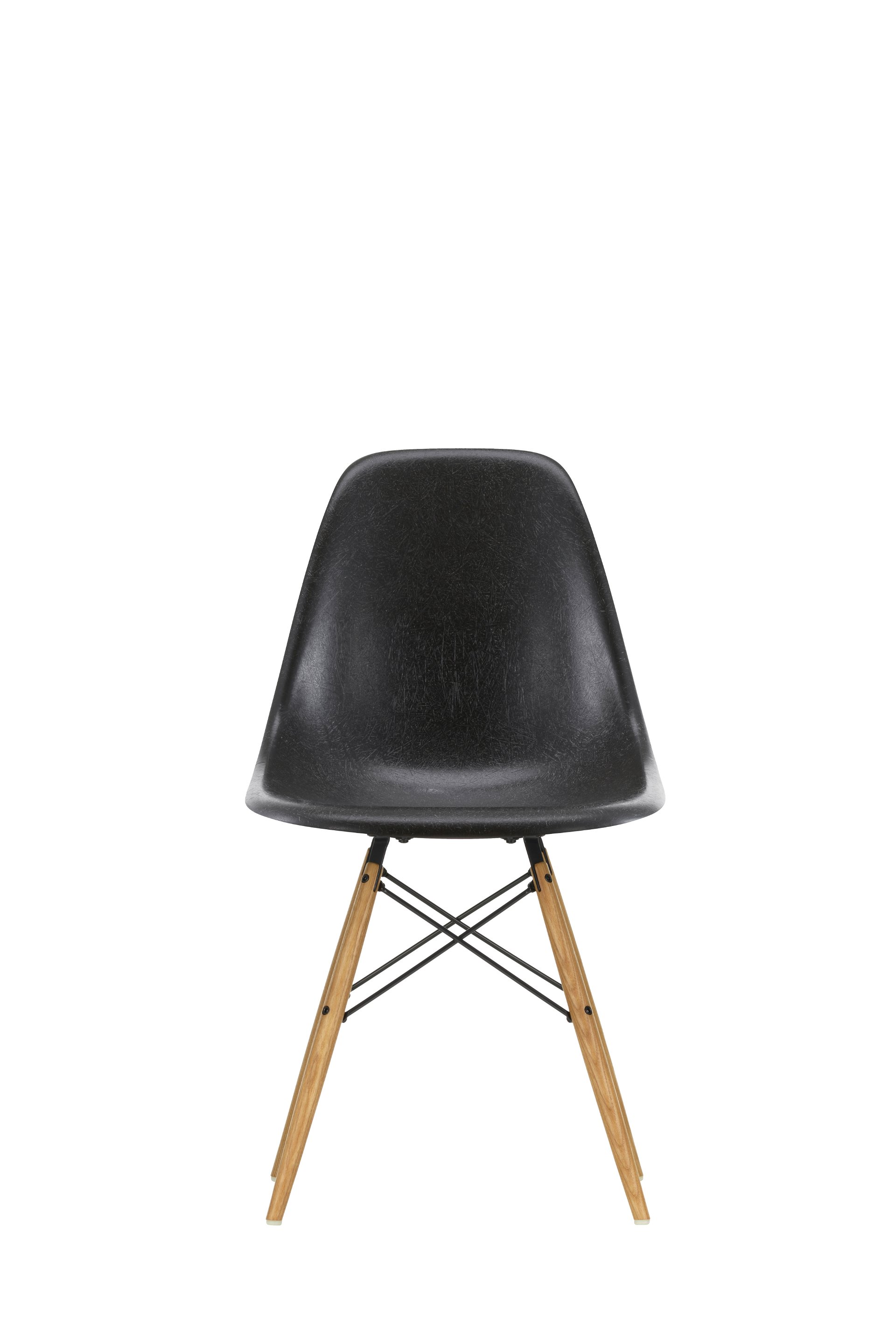 »Eames Fiberglass Side Chair« von Vitra »Den Klassiker gibt es seit Kurzem wieder in der originalen Fiberglas-Technik. Das verleiht der Sitzschale eine wunderbare Haptik und optische Tiefe.«