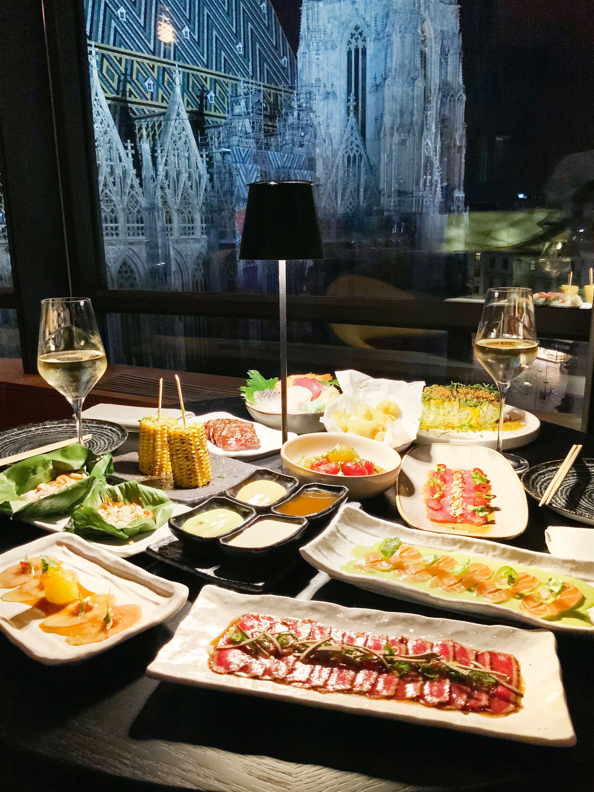 Contemporary Asian Food: Vis-à-vis des Wiener Stephansdoms genießt man Sushi, Gyoza, Bao-Karpfen und weitere asiatische Köstlichkeiten in Spitzenqualität. 