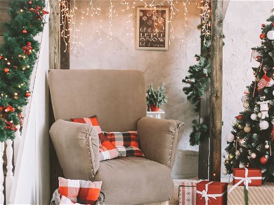 holiday-decor-so-erstrahlt-das-stiegenhaus-im-christmas-look