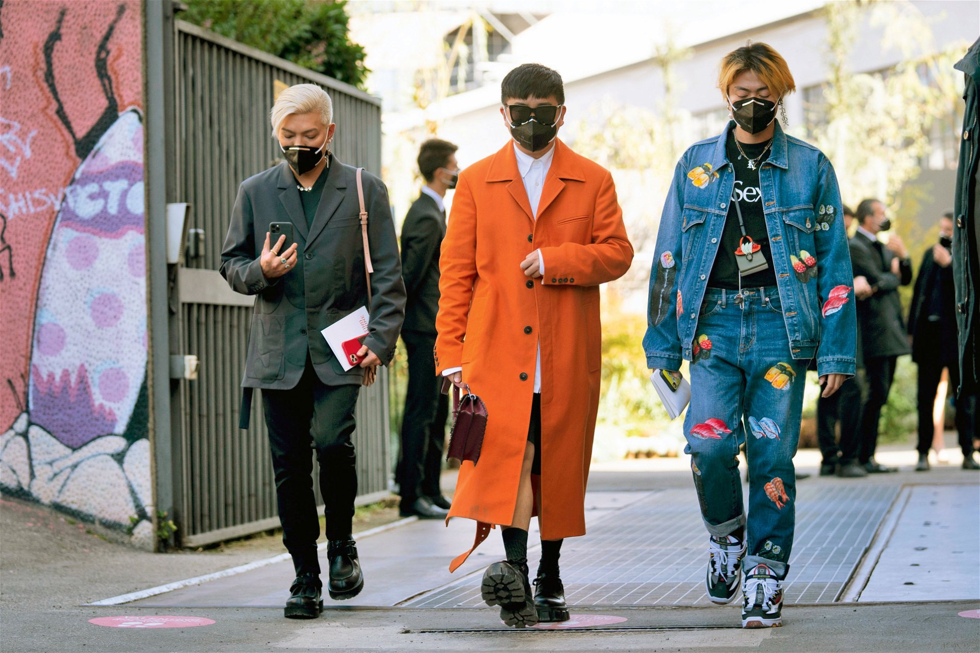 Es muss weitergehen: Influencer ließen sich die Fashion Week nicht vermiesen und kamen mit Mund-Nasen-Schutz zu den Shows in Mailand.