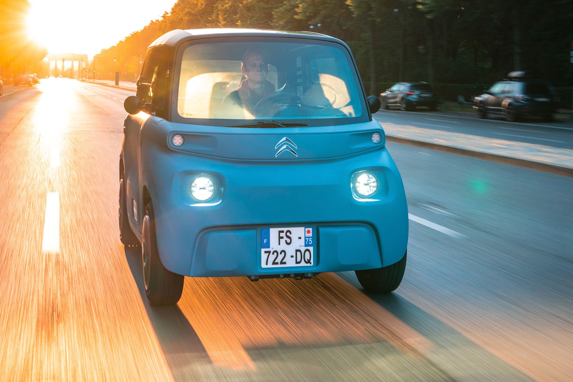 Citroën Ami – Mopedauto, 21 Jhdt.: Charakter: Citroën besinnt sich seiner Wurzeln: Der Ami ist witzig, minimalistisch und schlau. Ein pures, bloß 2,4 m langes Stadtvehikel, das maximal 45 km/h schnell ist. Deshalb sind auch 75 km Reichweite genug.
Elektrik: 6 kW Leistung, Topspeed 45 km/h, ca. 70 km Reichweite. Ab ca. € 7000,–. Ab Frühjahr 2021. Das Besondere: Darf mit einem Mopedführerschein ab 15 Jahren gefahren werden.