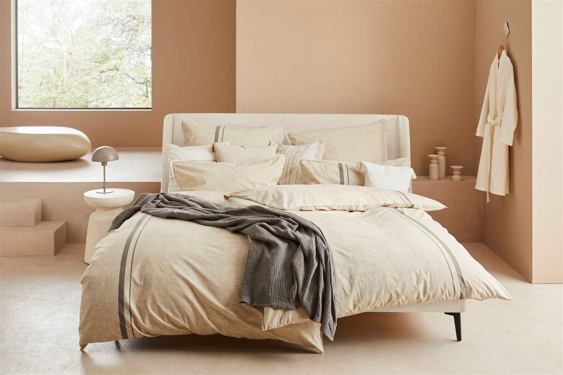 Mit der schönen Bettwäsche »Noura« bereichert man sein Schlafzimmer nachhaltig. Durch den schönen Streifen, aber auch durch die Fransen am Kissen macht die Bettwäsche sehr viel her. Die Garnitur ist aus 100 Prozent Baumwolle hergestellt und in einer Leinenoptik gefertigt. 