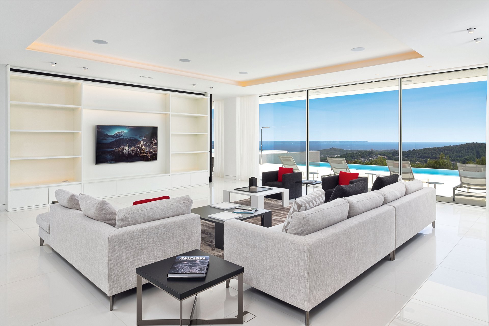 Mehrblick kostet: Ein erstklassiges Interior-Design gehört wie die komplette Möblierung im Innen- und Außenbereich zum Standard einer First-Class-Villa auf Mallorca. engelvoelkers.com