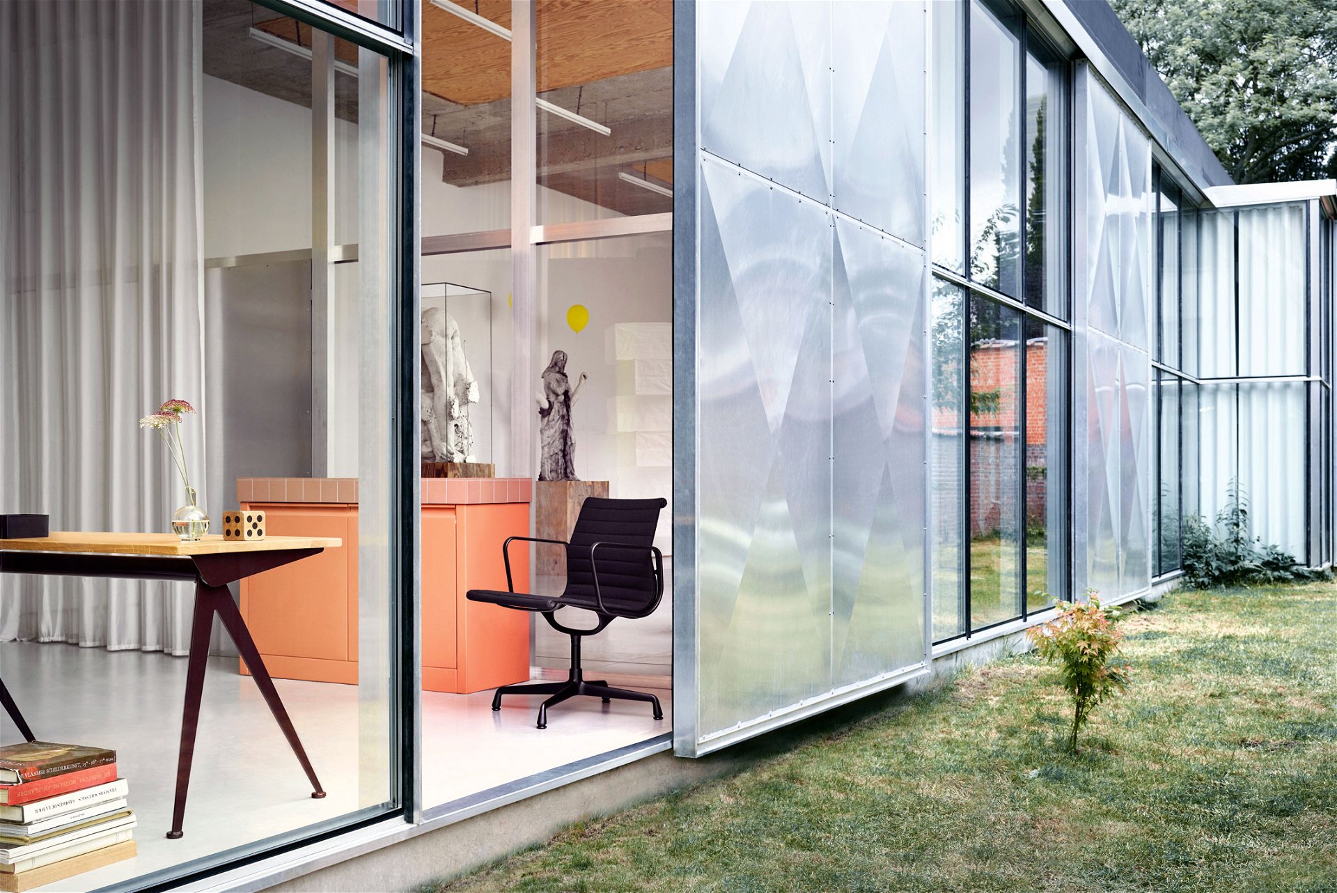 Schöne Klarheit: Der »Aluminium Chair« von Vitra macht sowohl im Büro als auch im Wohnbereich eine gute Figur. vitra.com