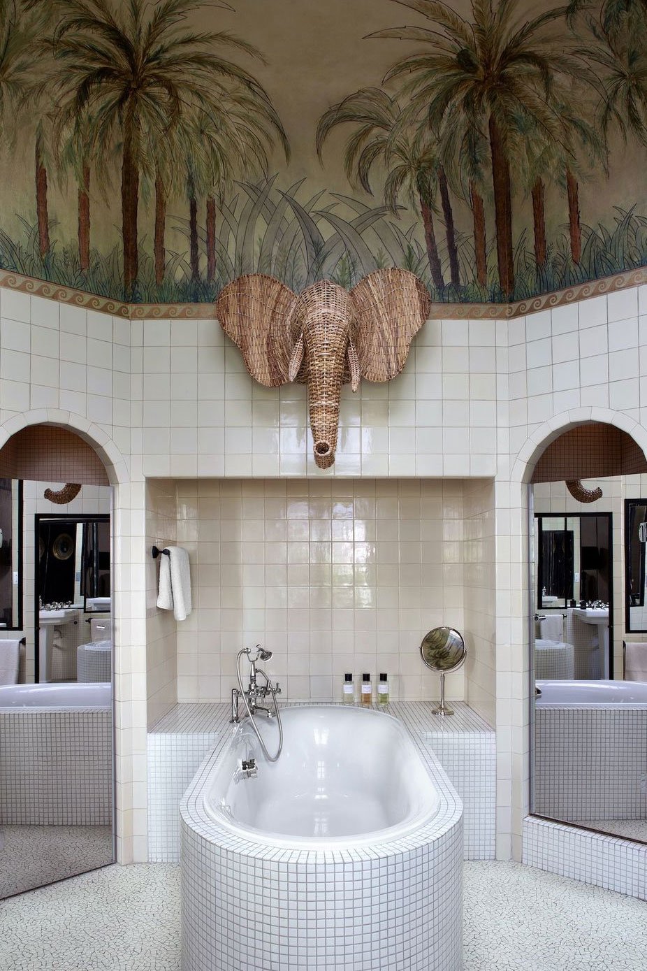 Das Badezimmer von Sophie Sèguéla in ihrem Pariser Appartment ist ein tropisches Paradies. 