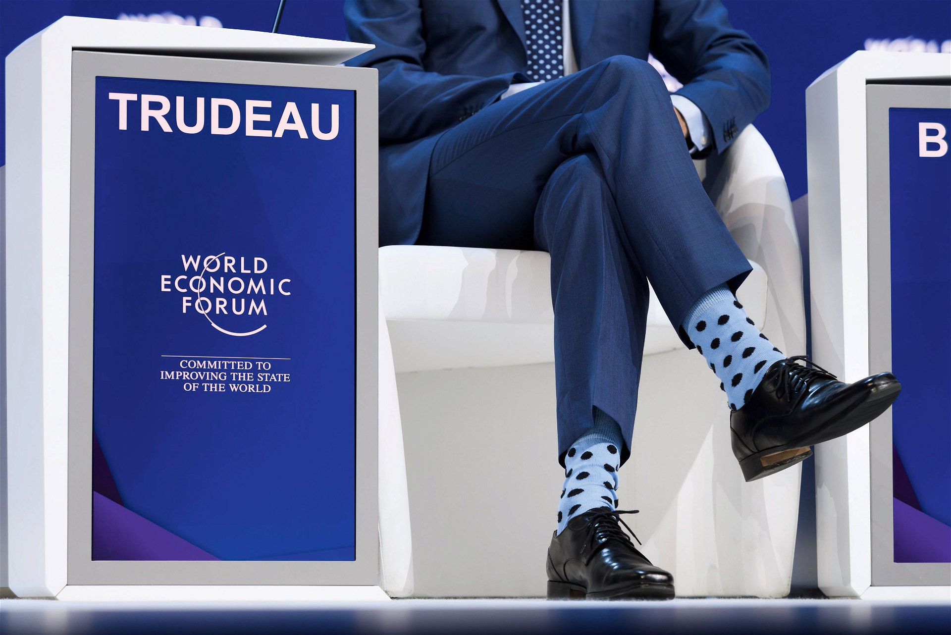 Statement: Der kanadische Premierminister Justin Trudeau (im Bild seine Beine) hat die Kommunikation über Socken kultiviert und weiß, wie Codes und Signale nonverbal gesendet werden.