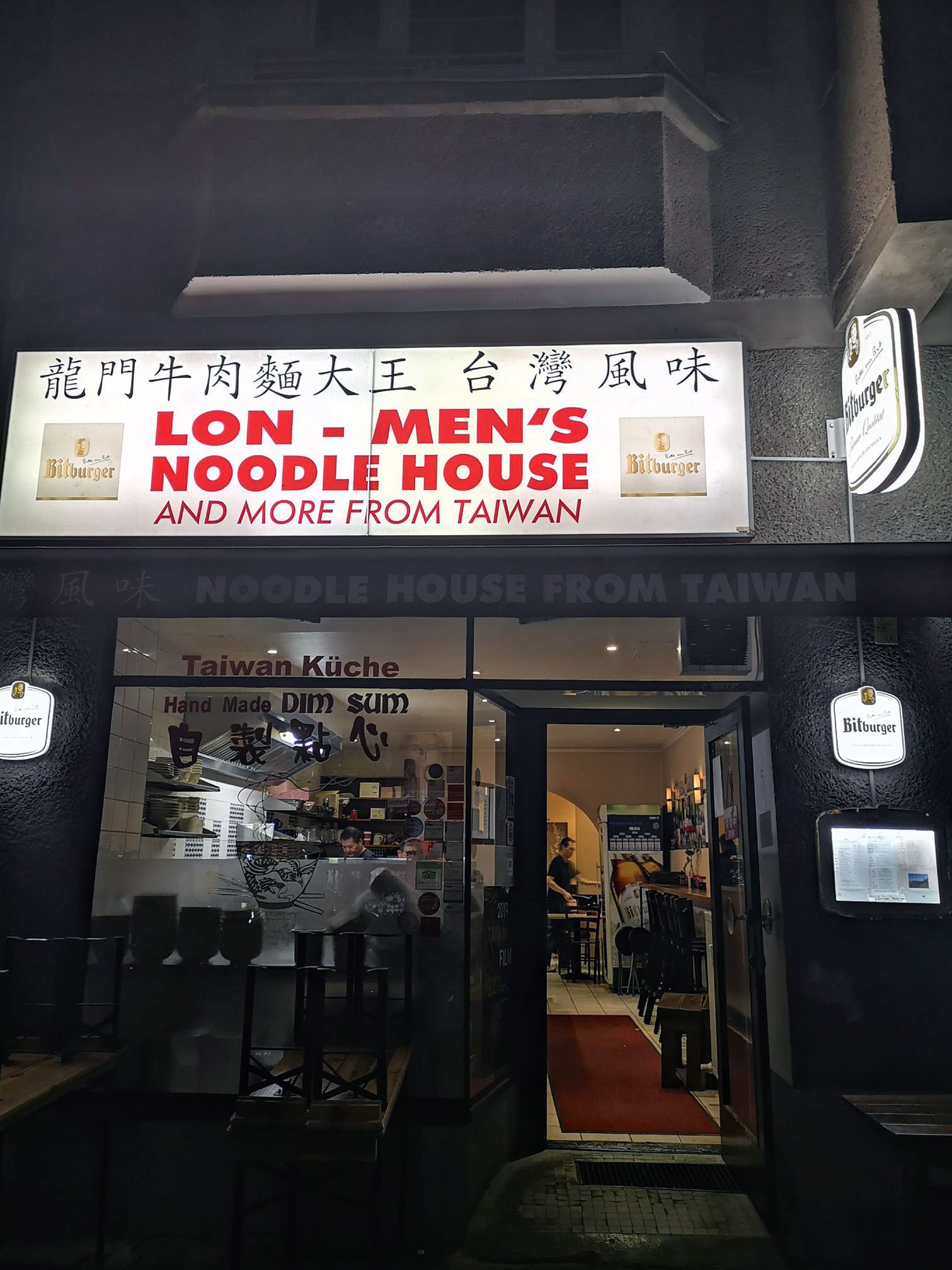 Lon Men’s Noodle House, Berlin, lon-mens-noodle-house.business.site:  »Der taiwanesische Familien-betrieb ist mein absolutes Stammrestaurant in Berlin. Die Spezialität des Hauses sind Wan Tan in Chili-Öl.«