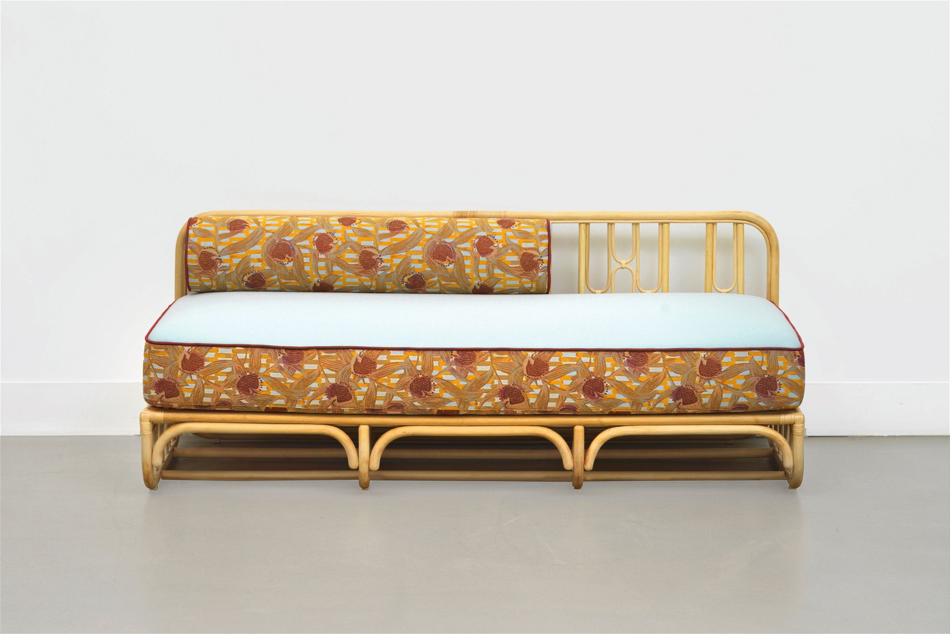 Flash forward: Das Sofa »Colette« für Maison Matisse greift den aktuellen Rattan-Trend auf. Der traditionelle Jacquard-Stoff stammt aus einer venezianischen Manufaktur.  