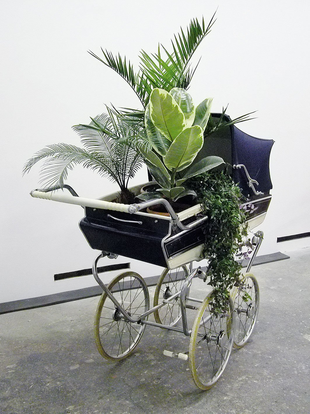 Mark Dion packt die Natur in den Kinderwagen: Pflege, Aufzucht oder Züchtigung? »Nursery«, 2007, Exponat in »Fragile Schöpfung«, Dom Museum Wien.