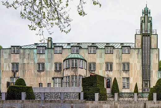 Palais Stoclet: Josef Hoffmann, 1911, »Wohl das einzige Wohnhaus in Brüssel, das sich Palais nennt. Erbaut für einen sehr reichen Geschäftsmann und mit Wandmalereien von Gustav Klimt, wird der Reiz dieses Gebäudes noch verstärkt durch seine Unzugänglichkeit.«