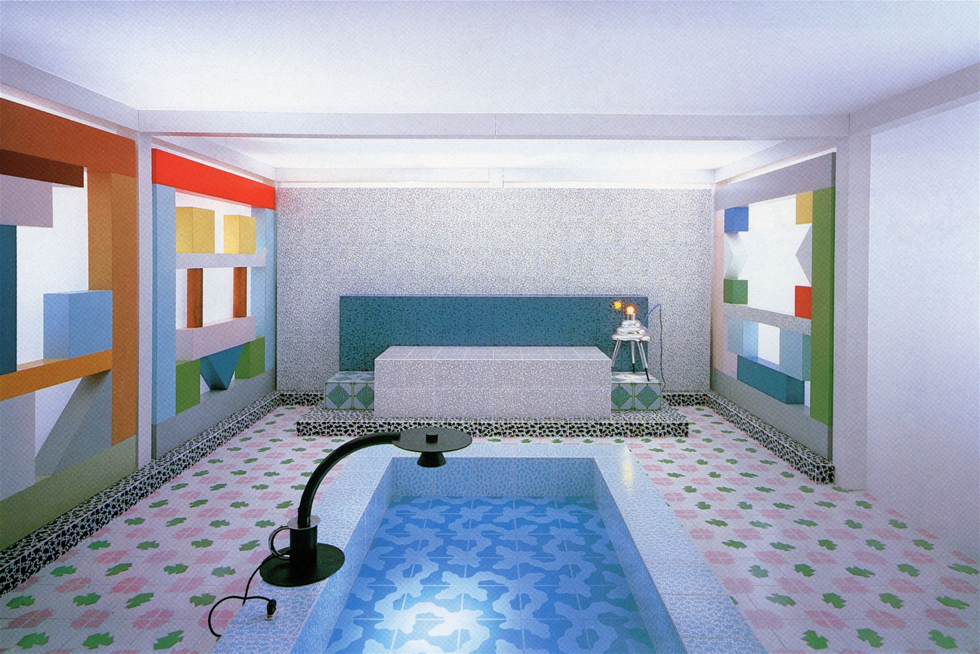 Sottsass Associati, Interieur für eine Ausstellung über italienisches Design in Tokyo, 1984