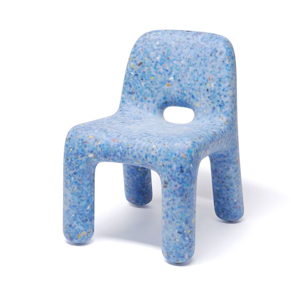 Kinderleicht: Aus altem Plastikspielzeug wird der Kindersessel »Charlie Chair« produziert. ecobirdy.com