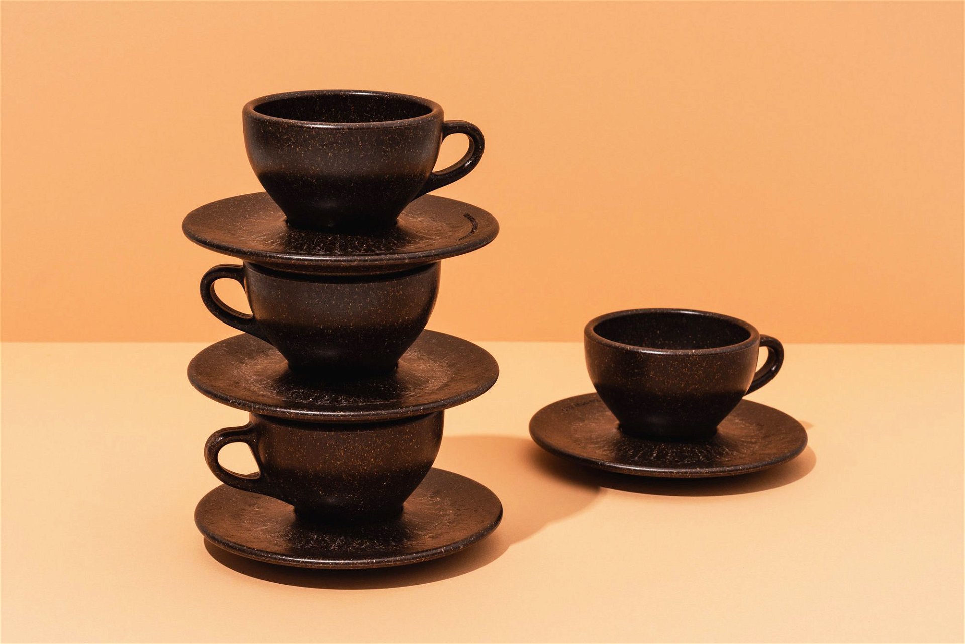 Doppelter Espresso: Diese Kaffeetassen-Serie wurde – das ist der Clou – aus altem Kaffeesatz gemacht. kaffeeform.com