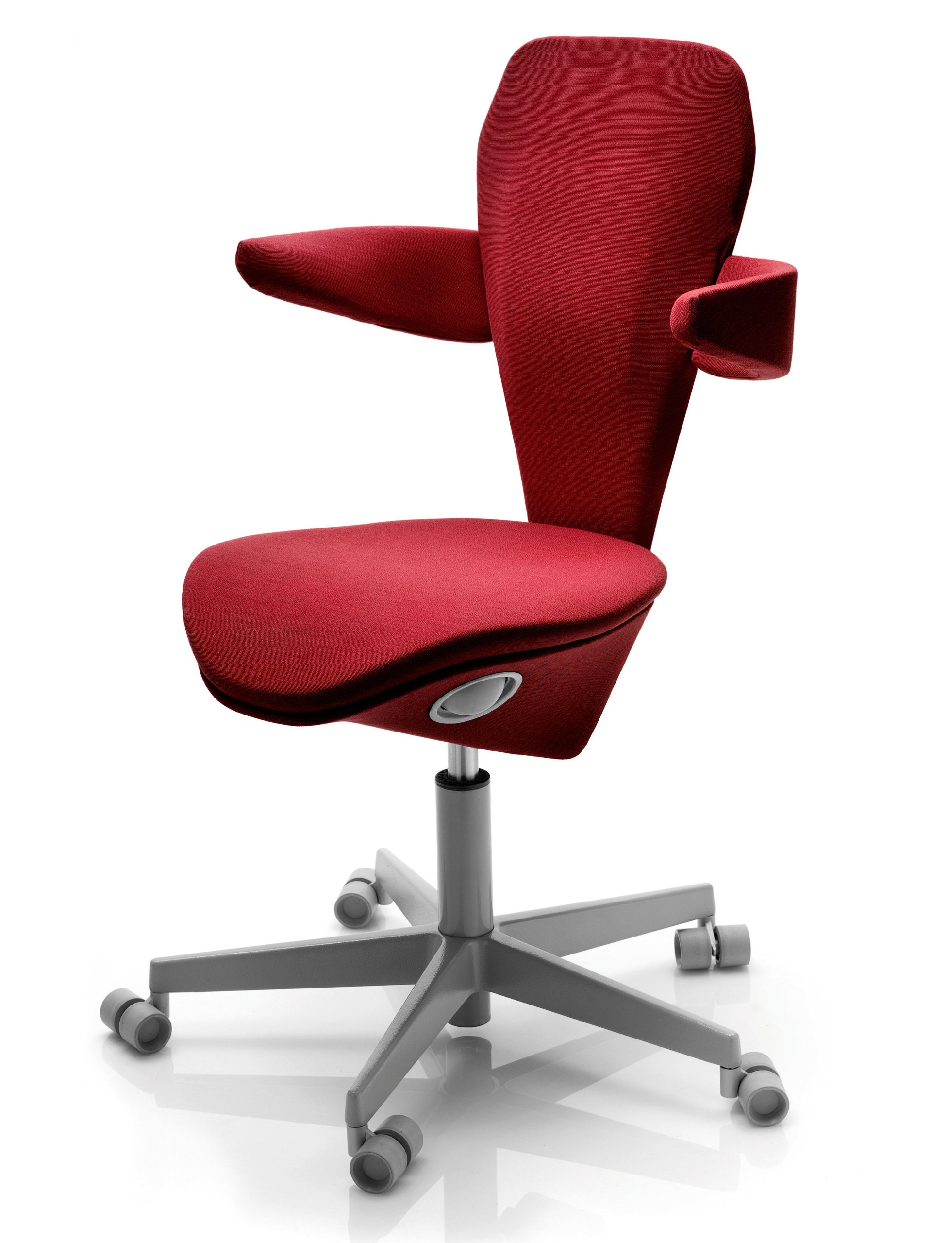 Eigentlich sei Design für sie neutral, betont Monica Förster. Aber es habe sie geärgert, dass viele Bürostühle extrem groß und klobig seien. Ihr weiblicher Stuhl »Lei« basiert auf ergonomischen Studien, wie Frauenkörper gebaut sind. 

