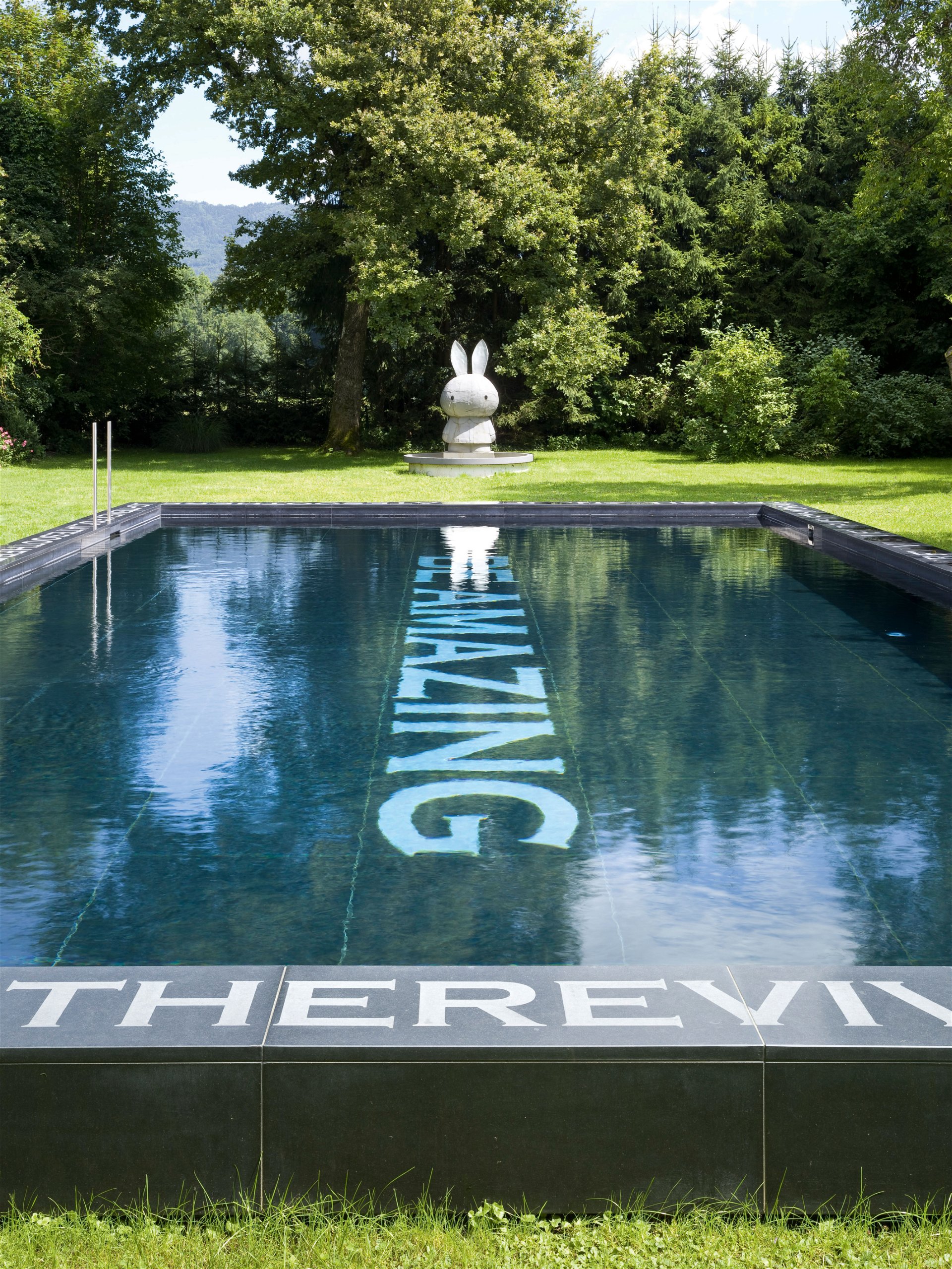 Fantastisch: »Miffy Fountain« (2008) von Tom Sachs schaut auf Sylvie Fleurys »Be Amazing«-Pool (2001) im Garten von Schloss Emslieb.