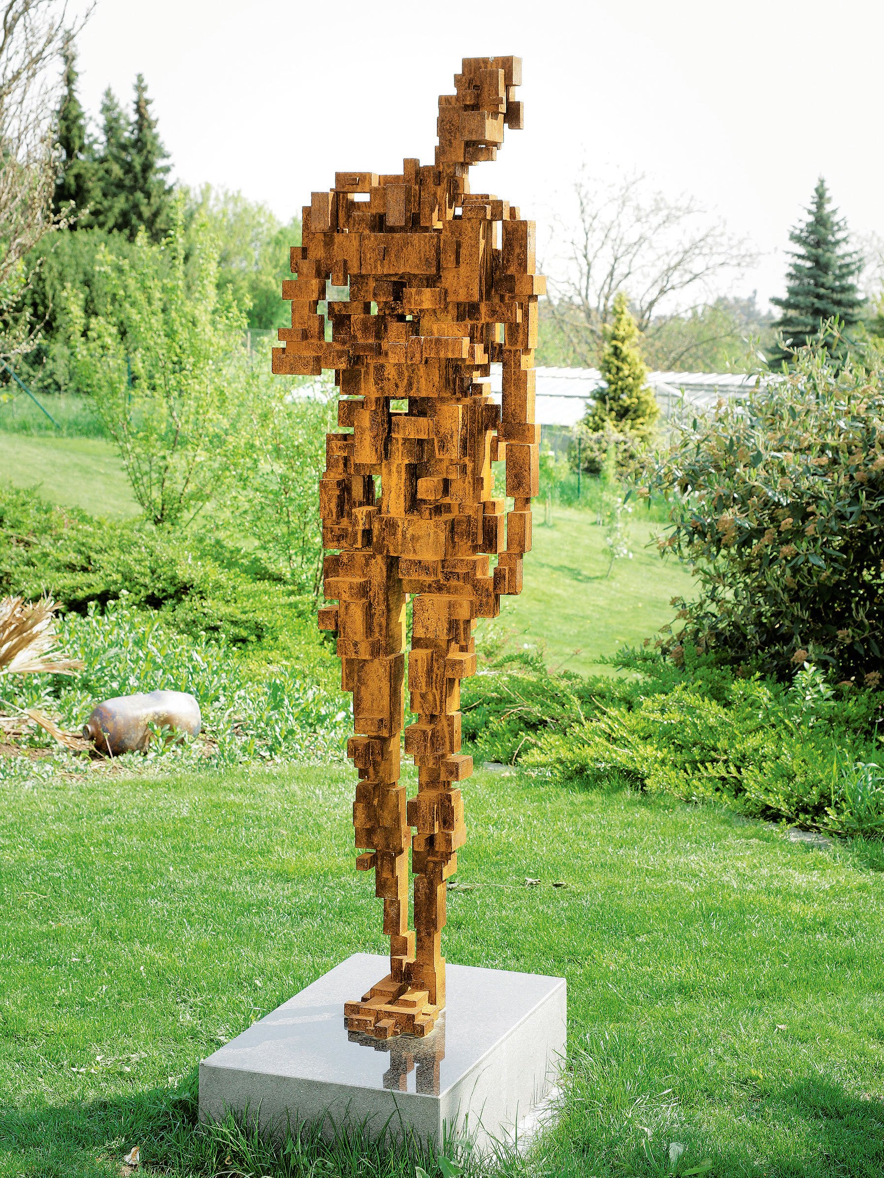 Mann im Eisen: Die imposante Eisenfigur von Antony Gormley hat es in den Wiener Garten des Sammlerpaars Roman und Margot Fuchs geschafft. 