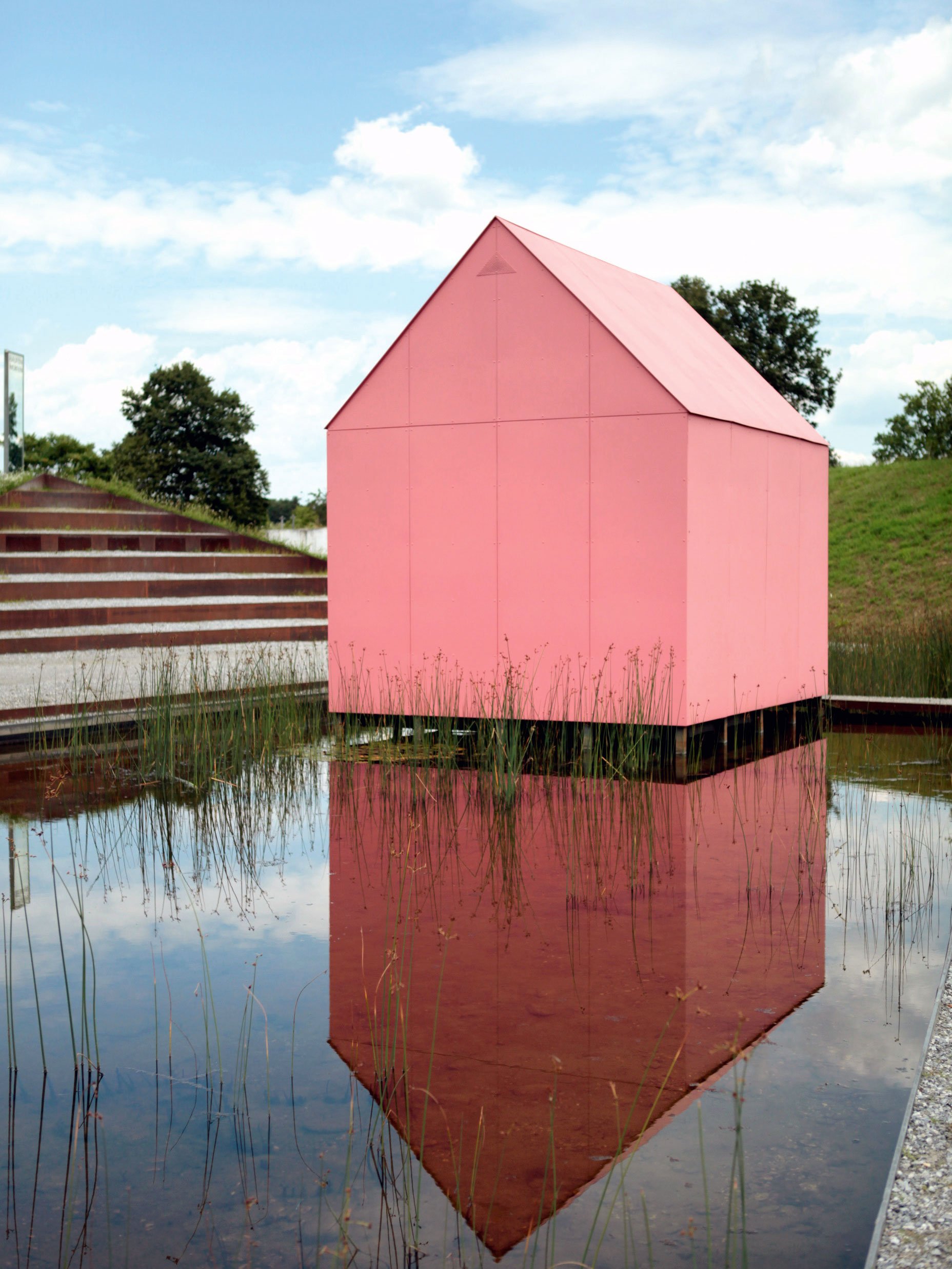 Wassermusik: Eva & Adele, das Künstlerinnenpaar, gaben sich im Österreichischen Skulpturenpark mit »Watermusic«, 2003/04, pink und häuslich. 