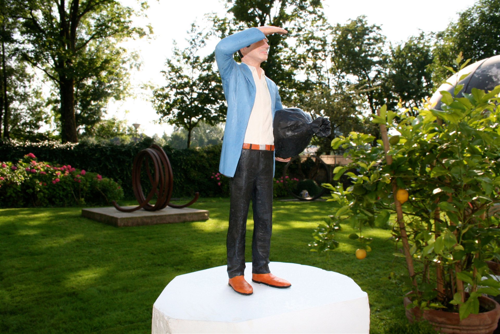 Fernblick: »Looking for Future« heißt die 160 cm große Skulptur von Baltazar Torres aus dem Jahr 2008. Sie steht im Salzburger Garten von Mario Mauroner.