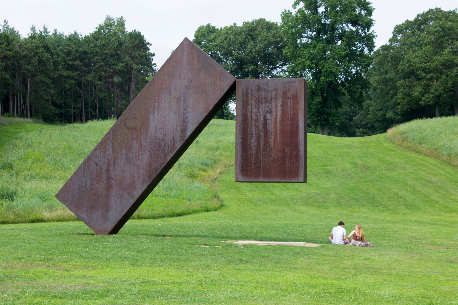 In der Schwebe: Wenn Stahl zu schweben beginnt: »Suspended«, 1977, eine Skulptur von Menashe Kadishman, die im Storm King Art Center bei New York steht. 